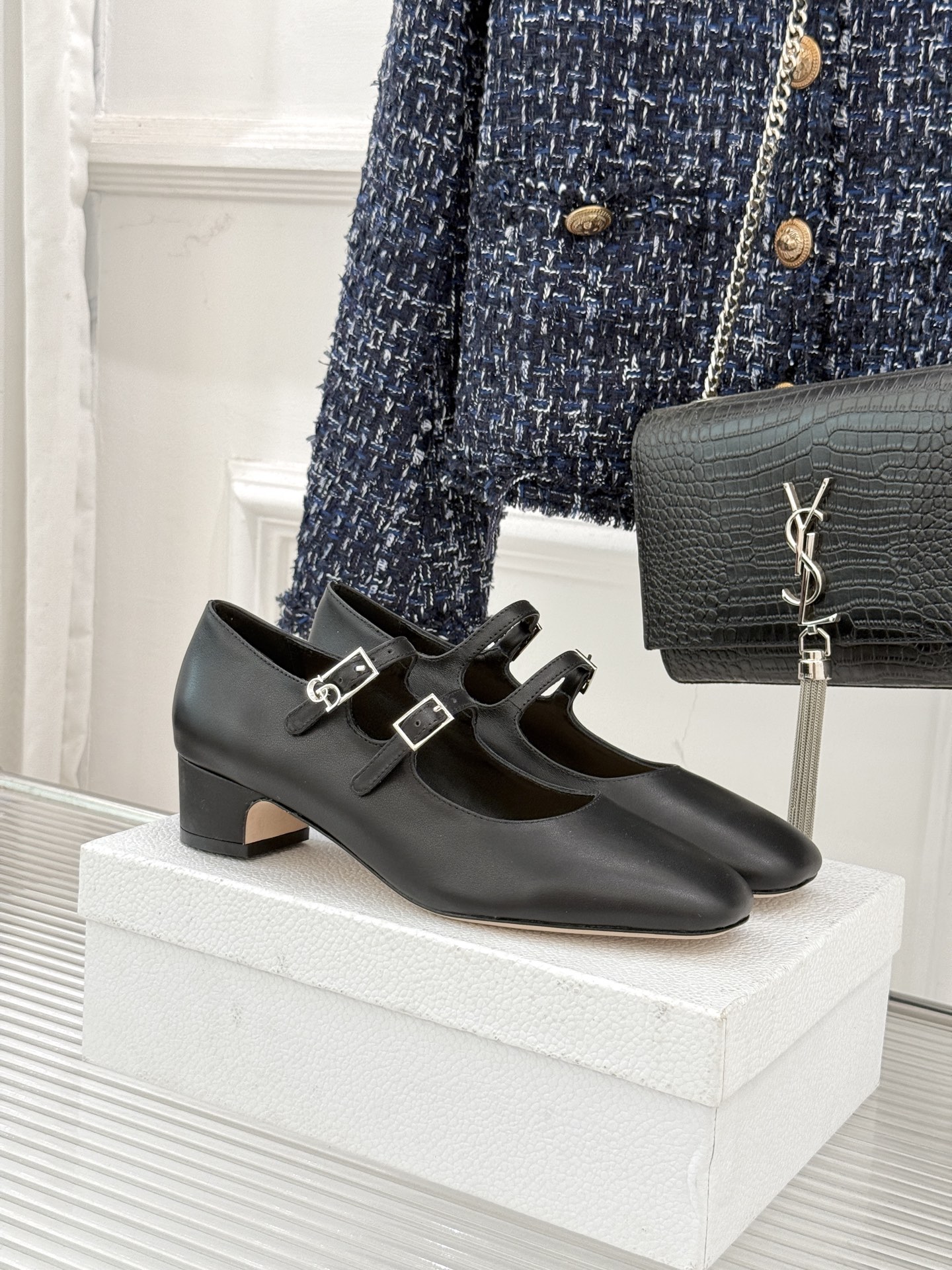 Dior/迪奥26WF新品双带粗跟玛丽珍鞋溯源品牌1950年代经典基因以现代审美重构复古摩登。金属搭扣尽