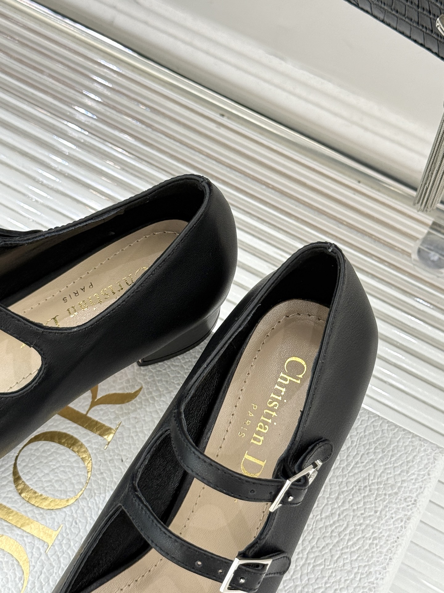 Dior/迪奥26WF新品双带粗跟玛丽珍鞋溯源品牌1950年代经典基因以现代审美重构复古摩登。金属搭扣尽