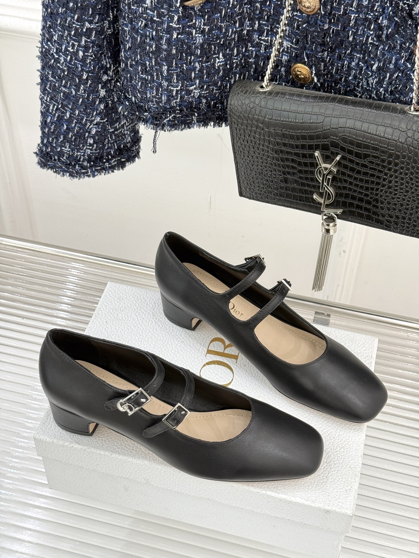 Dior/迪奥26WF新品双带粗跟玛丽珍鞋溯源品牌1950年代经典基因以现代审美重构复古摩登。金属搭扣尽