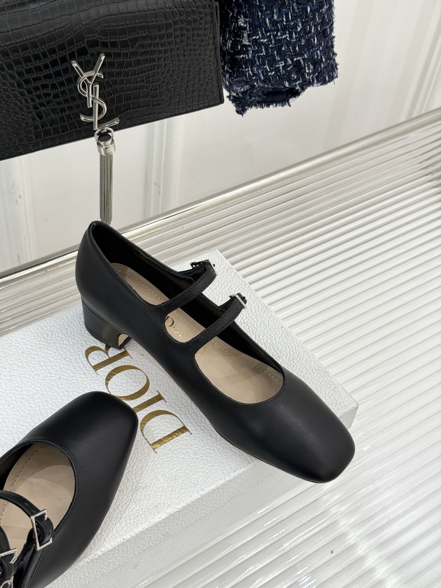 Dior/迪奥26WF新品双带粗跟玛丽珍鞋溯源品牌1950年代经典基因以现代审美重构复古摩登。金属搭扣尽