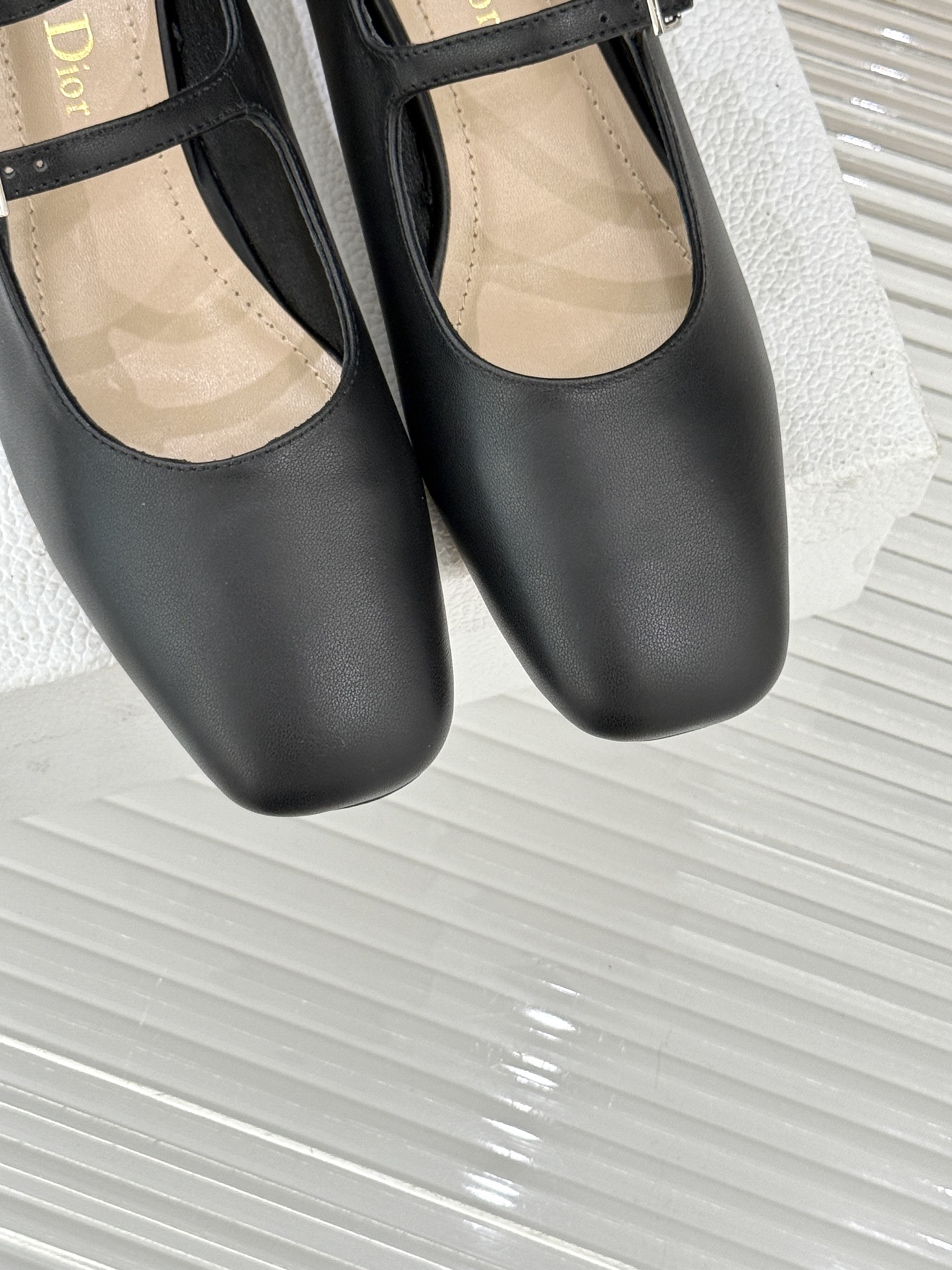 Dior/迪奥26WF新品双带粗跟玛丽珍鞋溯源品牌1950年代经典基因以现代审美重构复古摩登。金属搭扣尽