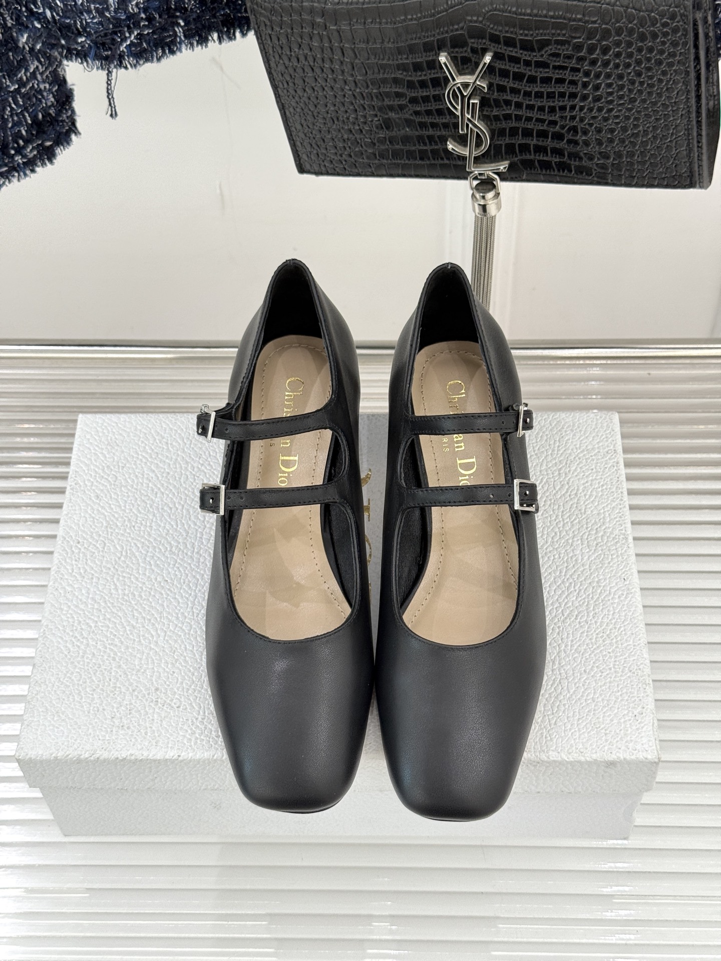 Dior/迪奥26WF新品双带粗跟玛丽珍鞋溯源品牌1950年代经典基因以现代审美重构复古摩登。金属搭扣尽