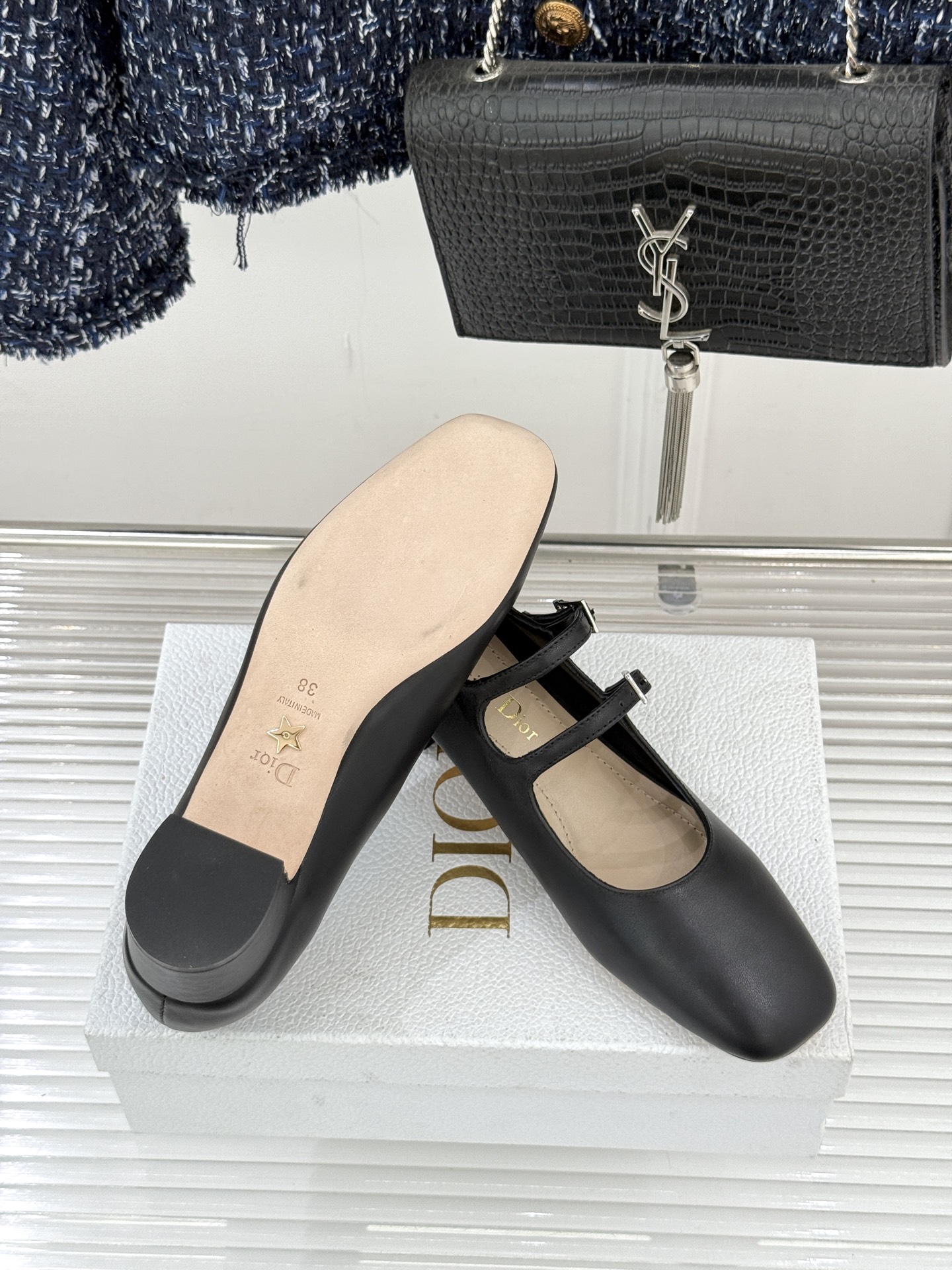 Dior/迪奥26WF新品双带粗跟玛丽珍鞋溯源品牌1950年代经典基因以现代审美重构复古摩登。金属搭扣尽