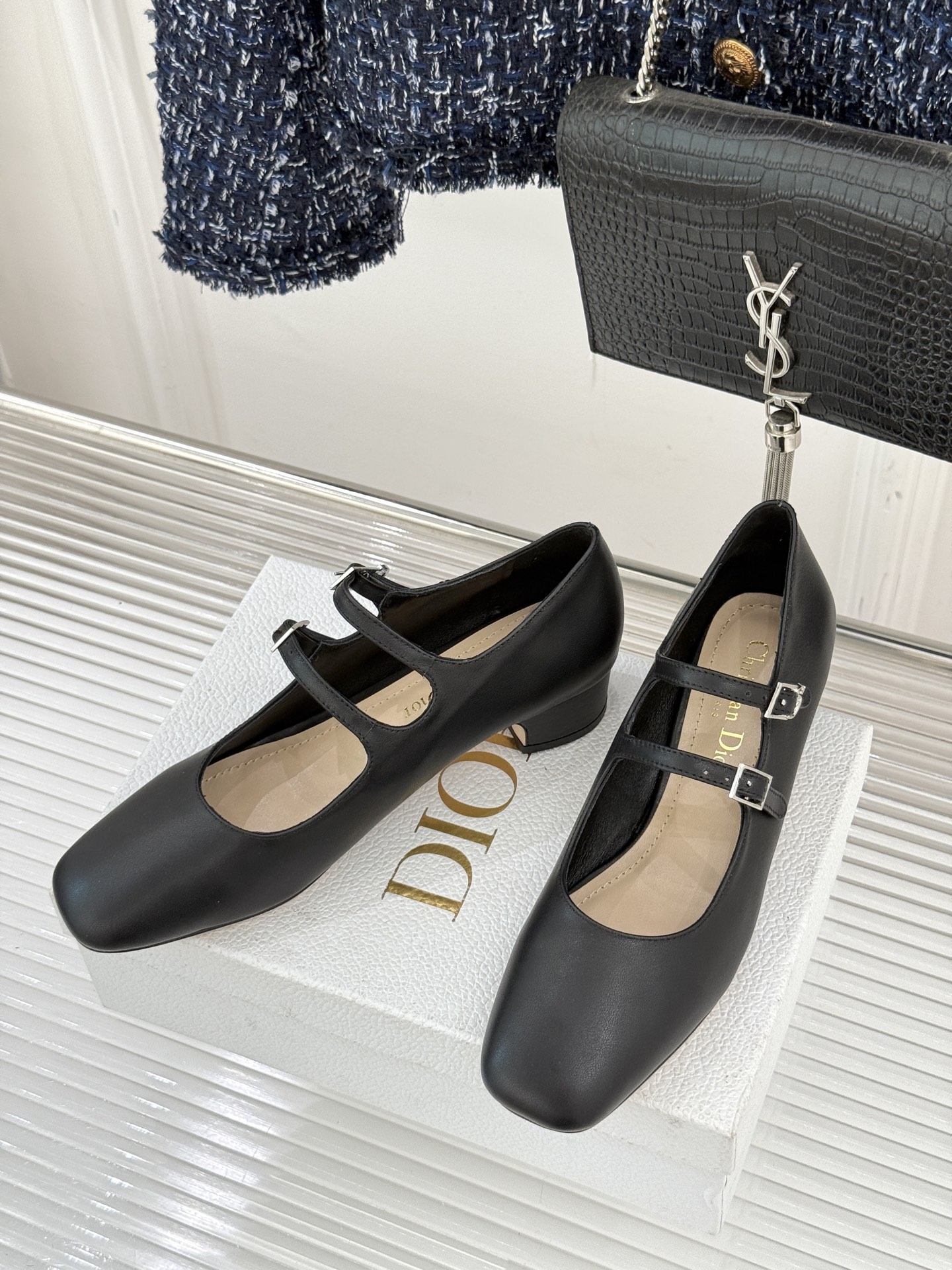 Dior/迪奥26WF新品双带粗跟玛丽珍鞋溯源品牌1950年代经典基因以现代审美重构复古摩登。金属搭扣尽