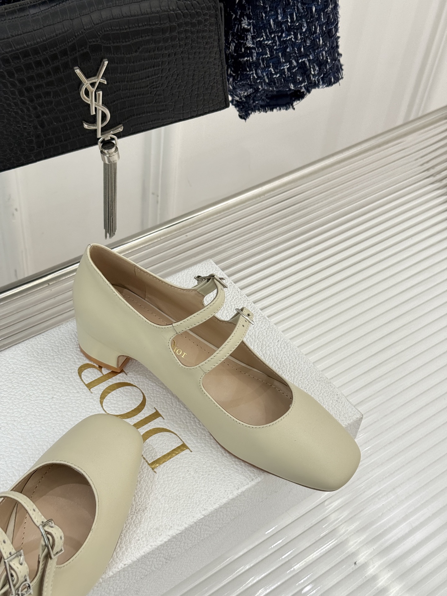 Dior/迪奥26WF新品双带粗跟玛丽珍鞋溯源品牌1950年代经典基因以现代审美重构复古摩登。金属搭扣尽