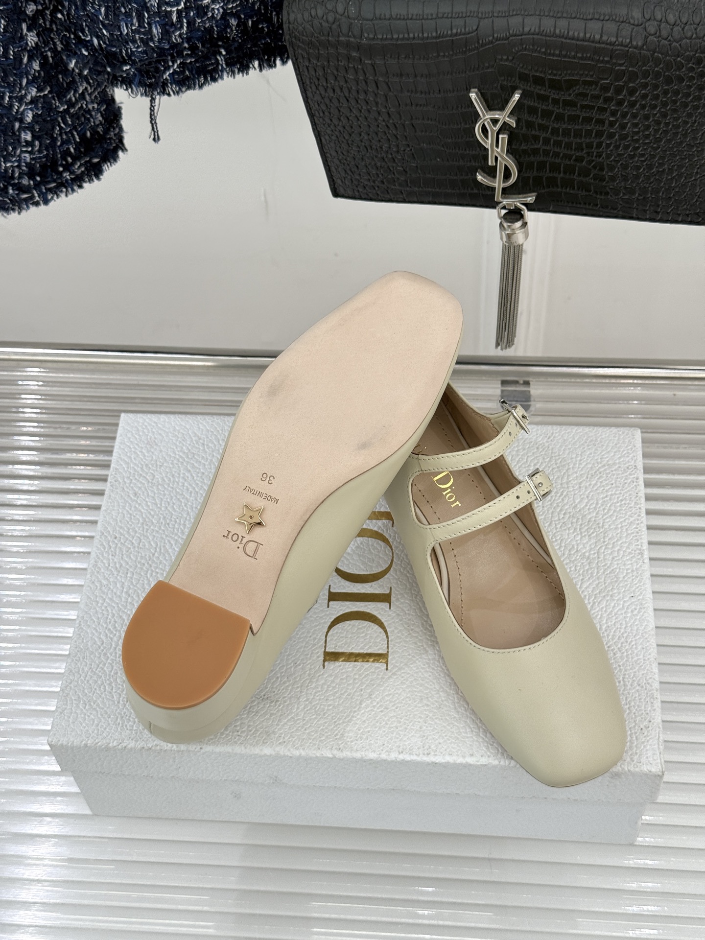 Dior/迪奥26WF新品双带粗跟玛丽珍鞋溯源品牌1950年代经典基因以现代审美重构复古摩登。金属搭扣尽