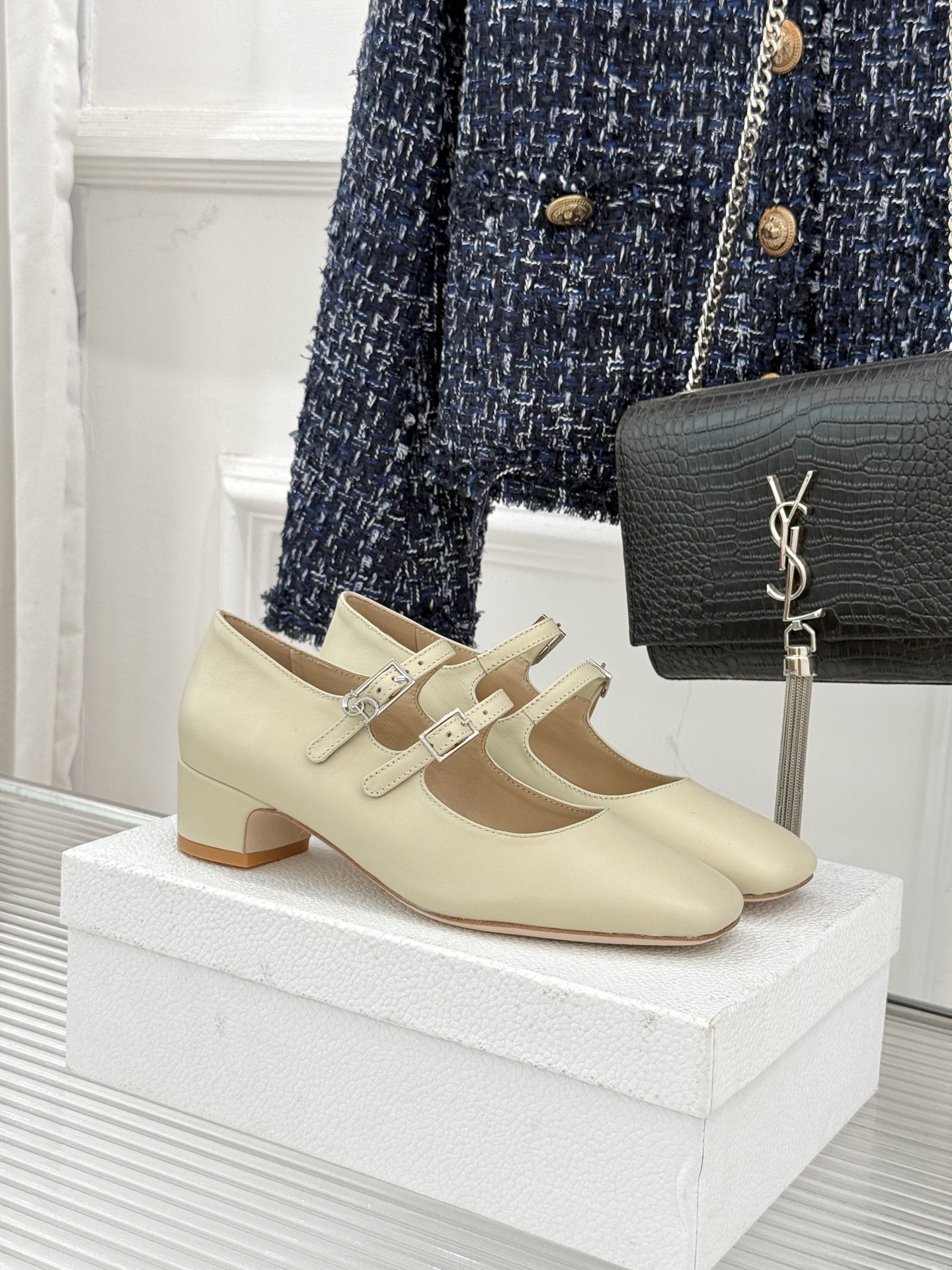 NO:721609,Dior/Dior 26WF new double-strap block heel Mary Jane shoes traces the brand's classic genes in the 1950s and reconstructs retro modernity with modern aesthetics. The metal buckle fully shows the brand recognition. The 5cm gold block heel is ergonomic. From French romance to workplace intellectualism, it is not only a fashion carrier that connects retro and modern times, but also the key to dressing with 'rich family feeling', giving every step a sense of effortless luxury. The fabric is made of original custom leather.  The inner foot pads are all sheepskin, Italian imported genuine leather outsole size 35-39 (customized 40/41/42), sandals, dior, dior, sandals, mary jane, sheepskin, gold, Leather soles19860909Dior/迪奥26WF新品双带粗跟 玛丽珍鞋 溯源品牌1950年代经典基因 以现代审美重构复古摩登. 金属搭扣尽显品牌辨识度. 5厘米黄金粗跟符合人体工学 从法式浪漫到职场知性 它既是连接复古与现代的时尚载体 也是“富家千金感”的穿搭密钥 让每一步都自带不费力的高级感. 面料采用原版定制皮料 内里垫脚均为羊皮 意大利进口真皮大底 size35-39（40/41/42定制）,凉鞋单鞋,dior,dior,sandals,mary jane,sheepskin,gold,Leather soles,Women's Shoes