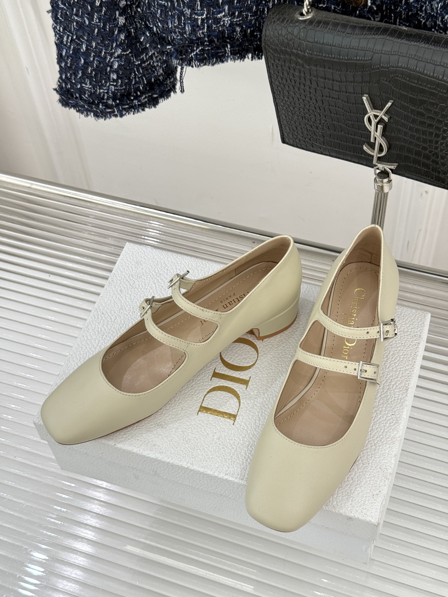 Dior/迪奥26WF新品双带粗跟玛丽珍鞋溯源品牌1950年代经典基因以现代审美重构复古摩登。金属搭扣尽