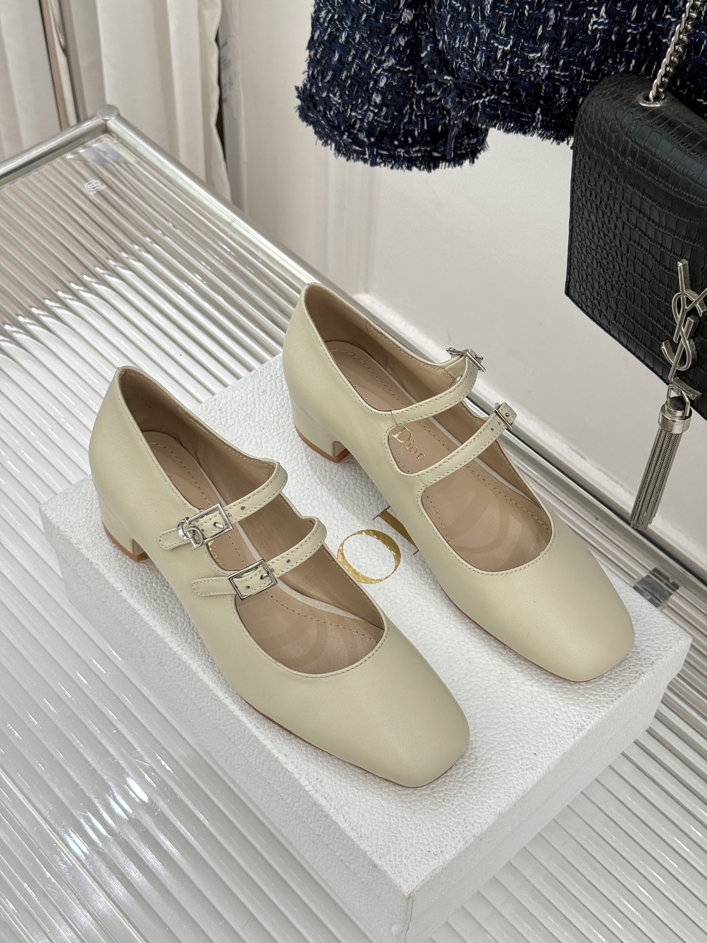Dior/迪奥26WF新品双带粗跟玛丽珍鞋溯源品牌1950年代经典基因以现代审美重构复古摩登。金属搭扣尽