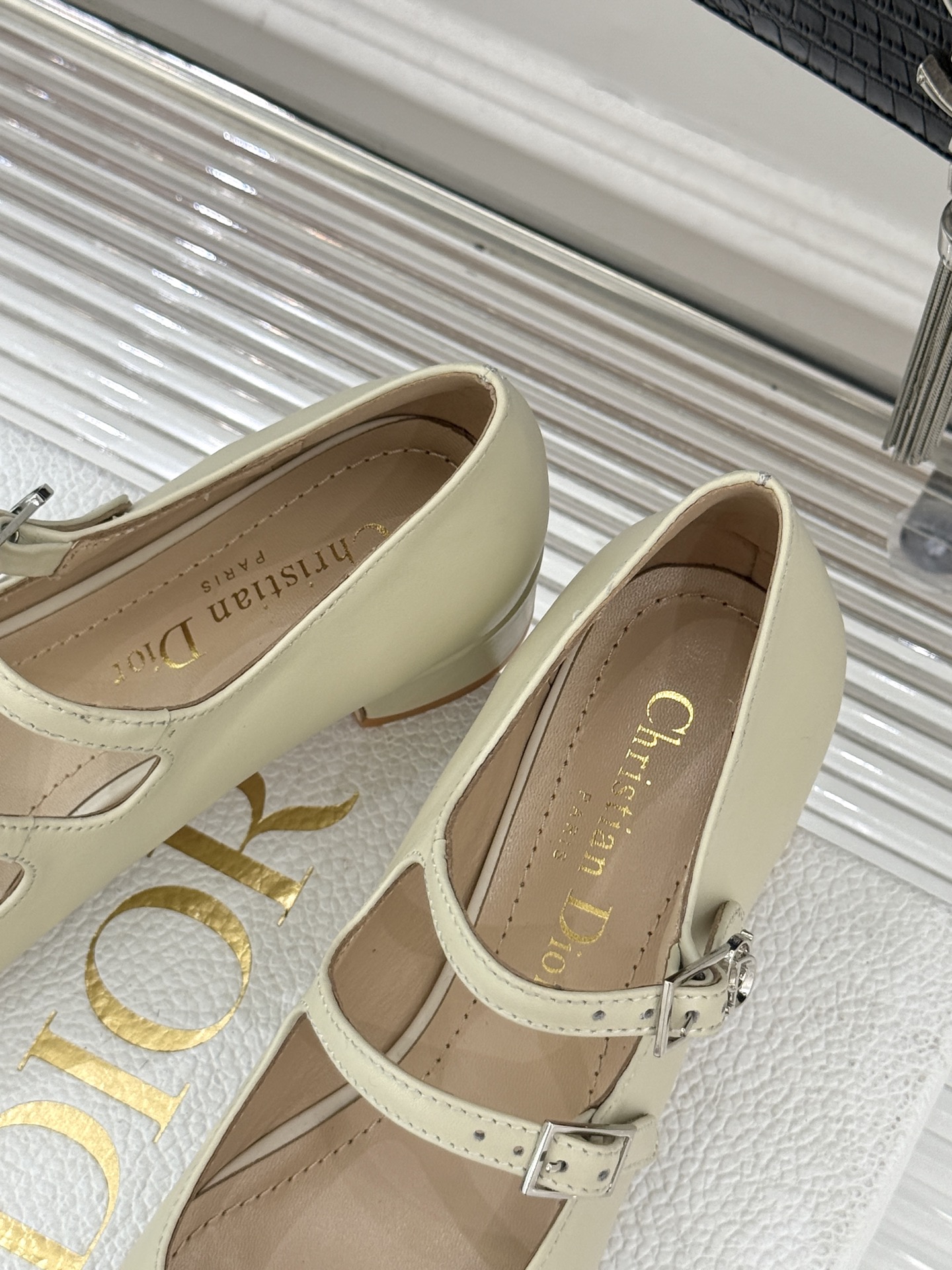 Dior/迪奥26WF新品双带粗跟玛丽珍鞋溯源品牌1950年代经典基因以现代审美重构复古摩登。金属搭扣尽