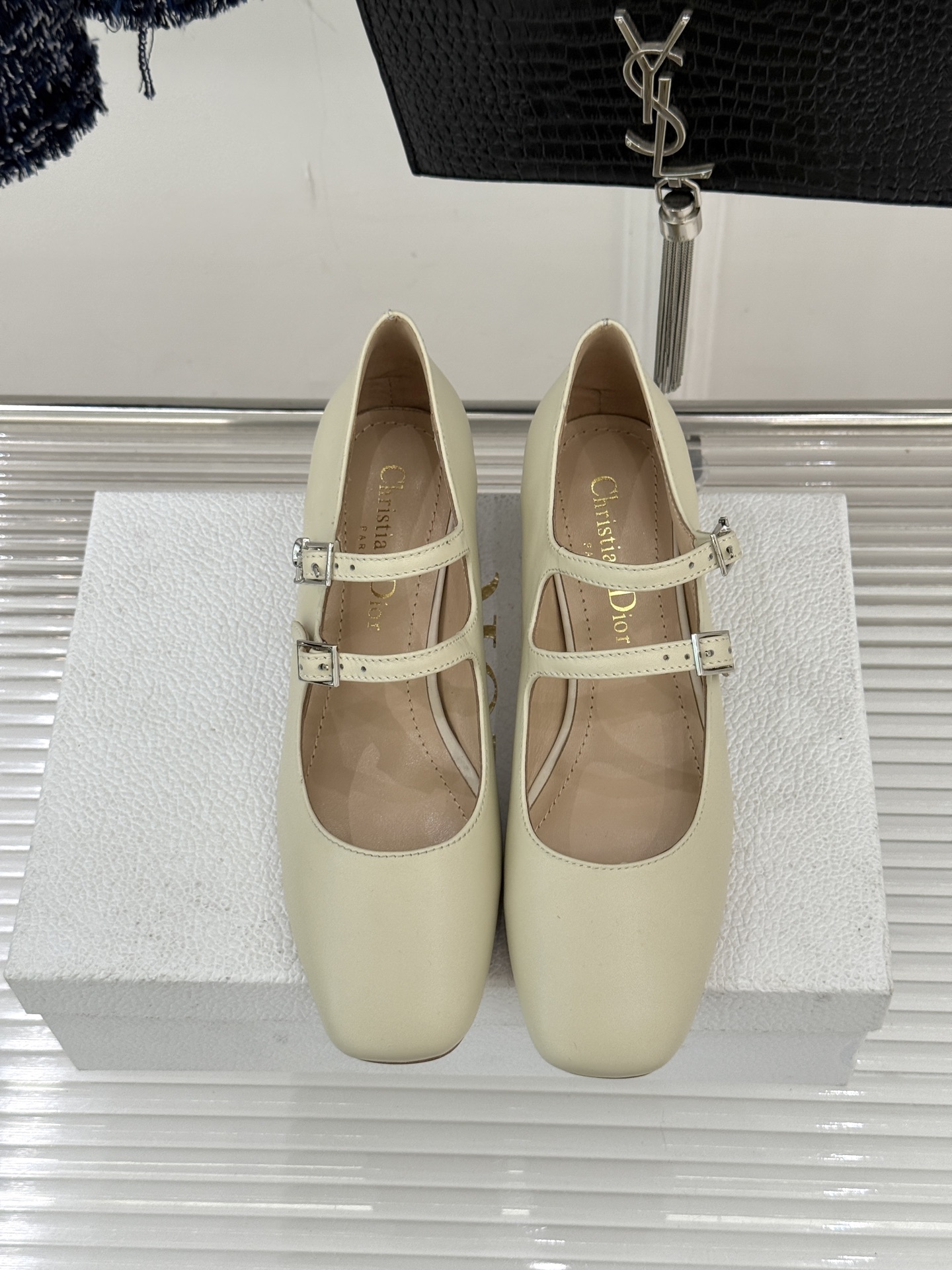 Dior/迪奥26WF新品双带粗跟玛丽珍鞋溯源品牌1950年代经典基因以现代审美重构复古摩登。金属搭扣尽