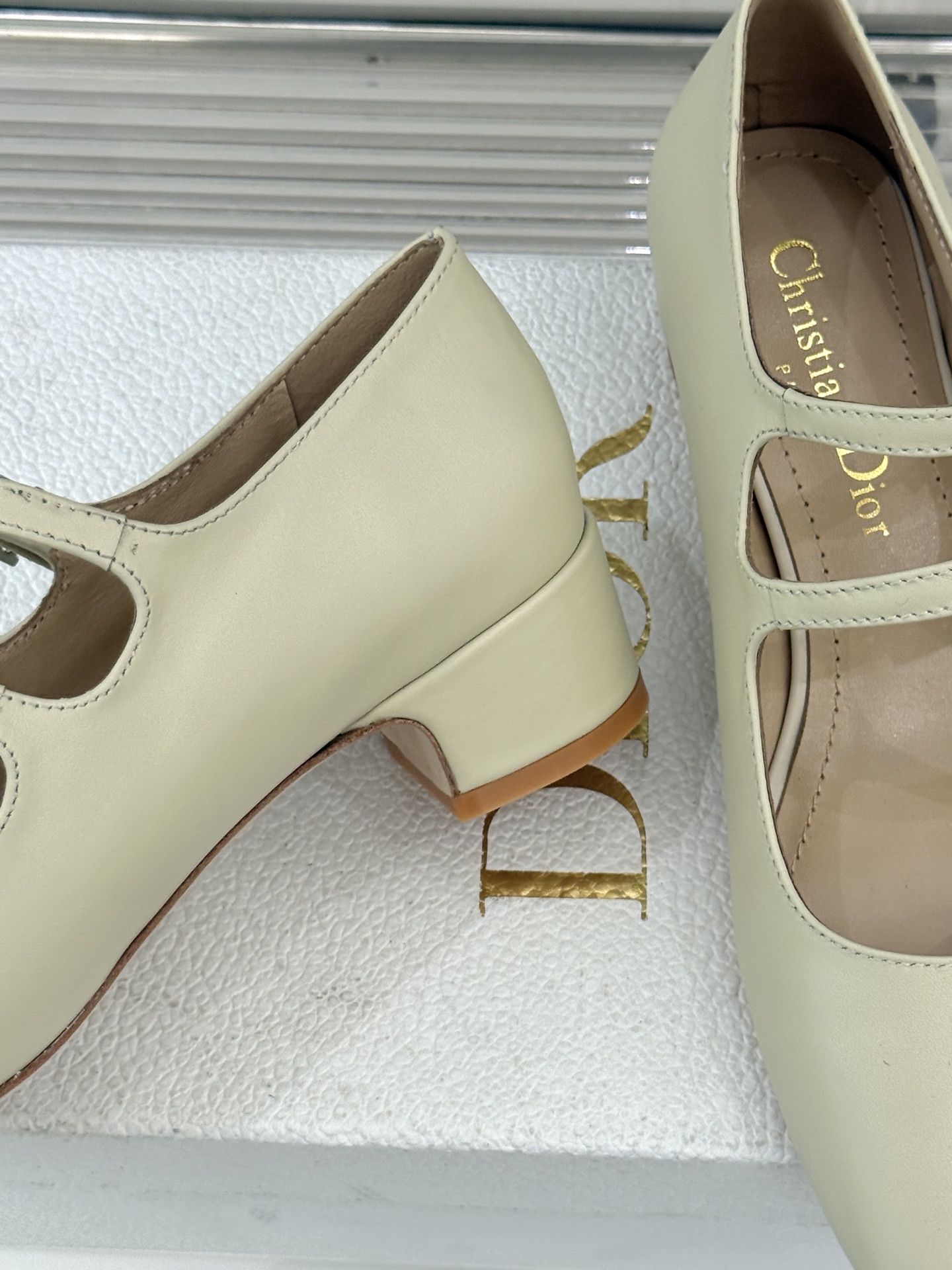 Dior/迪奥26WF新品双带粗跟玛丽珍鞋溯源品牌1950年代经典基因以现代审美重构复古摩登。金属搭扣尽