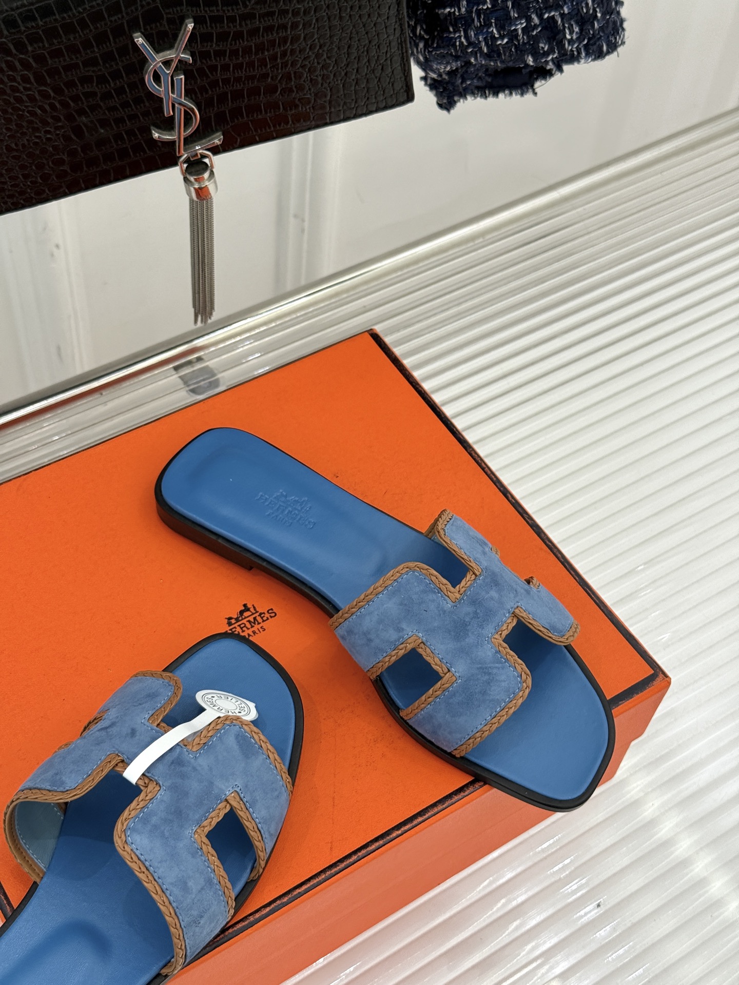 （配原版飞机盒）Hermès/爱马仕万年经典平底H拖鞋将简约美学与极致工艺完美融合。平底款式 回归舒适本