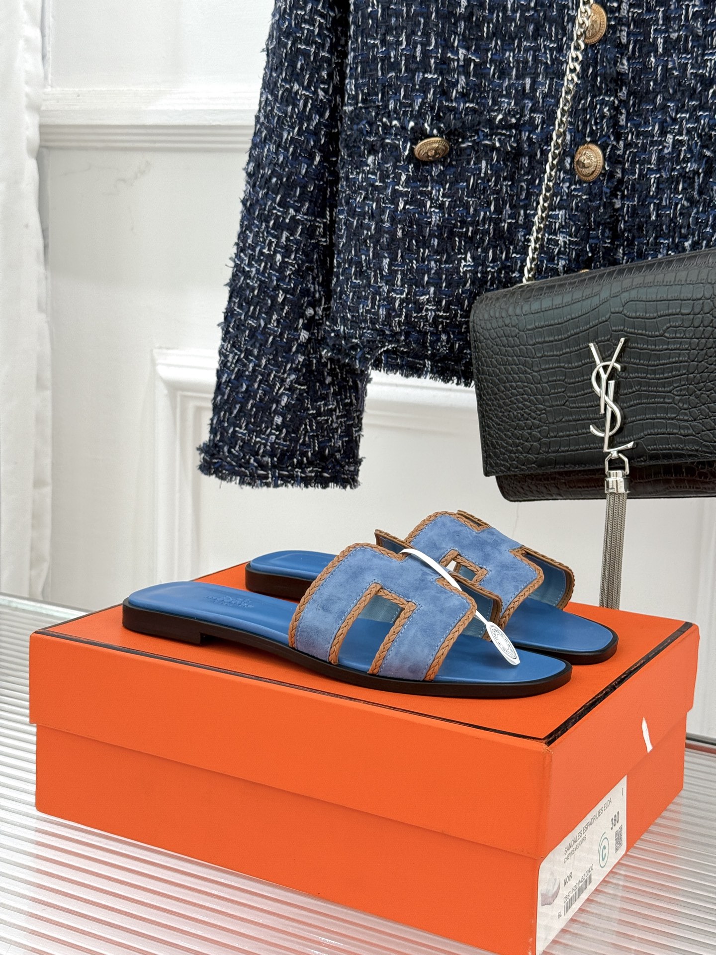 （配原版飞机盒）Hermès/爱马仕万年经典平底H拖鞋将简约美学与极致工艺完美融合。平底款式 回归舒适本