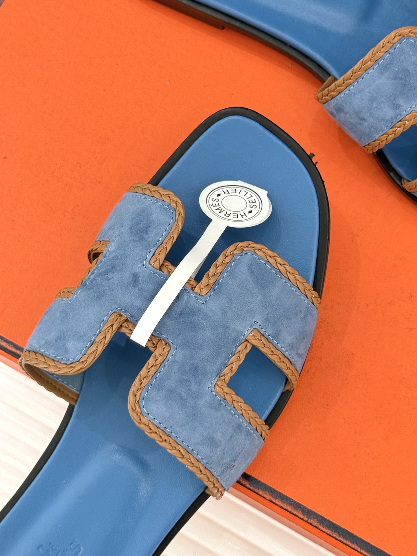 （配原版飞机盒）Hermès/爱马仕万年经典平底H拖鞋将简约美学与极致工艺完美融合。平底款式 回归舒适本