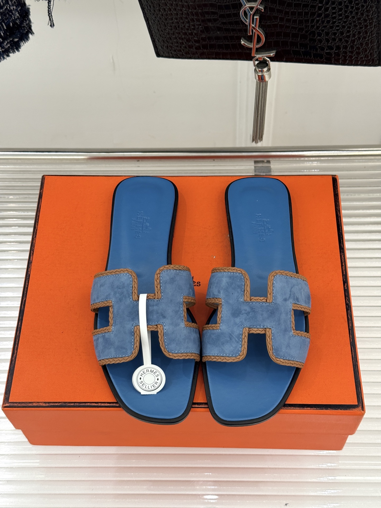 （配原版飞机盒）Hermès/爱马仕万年经典平底H拖鞋将简约美学与极致工艺完美融合。平底款式 回归舒适本