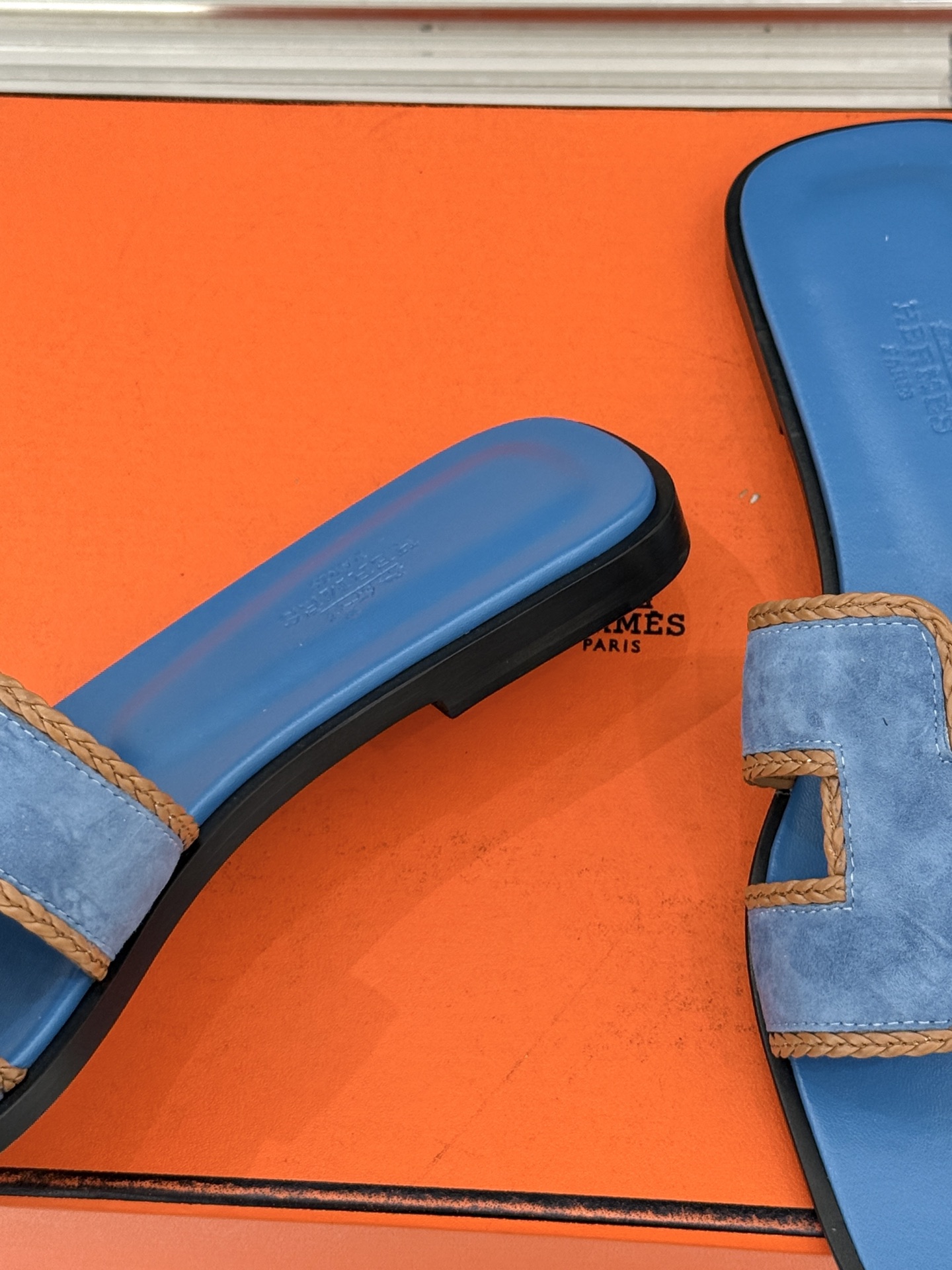 （配原版飞机盒）Hermès/爱马仕万年经典平底H拖鞋将简约美学与极致工艺完美融合。平底款式 回归舒适本