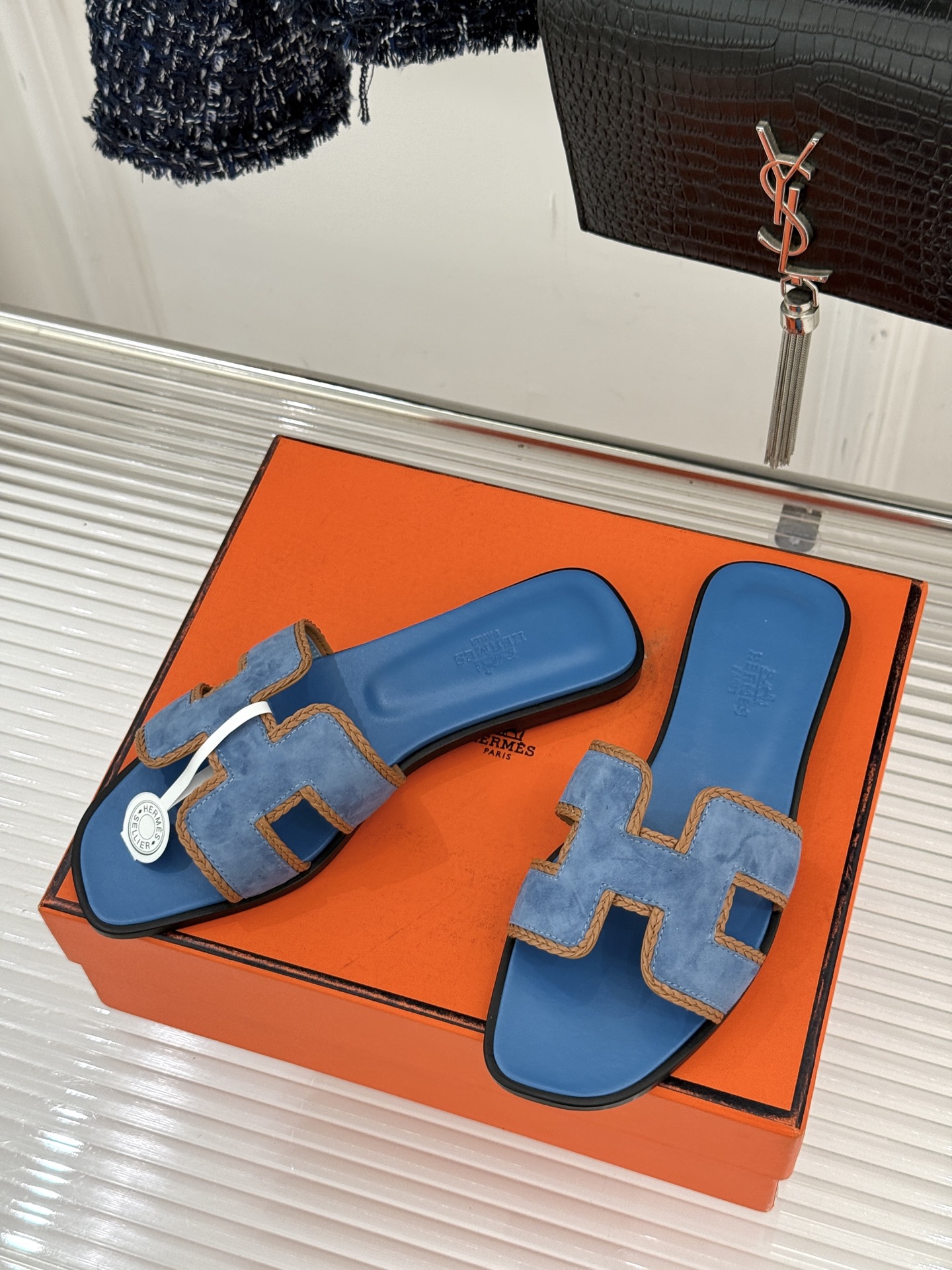 （配原版飞机盒）Hermès/爱马仕万年经典平底H拖鞋将简约美学与极致工艺完美融合。平底款式 回归舒适本