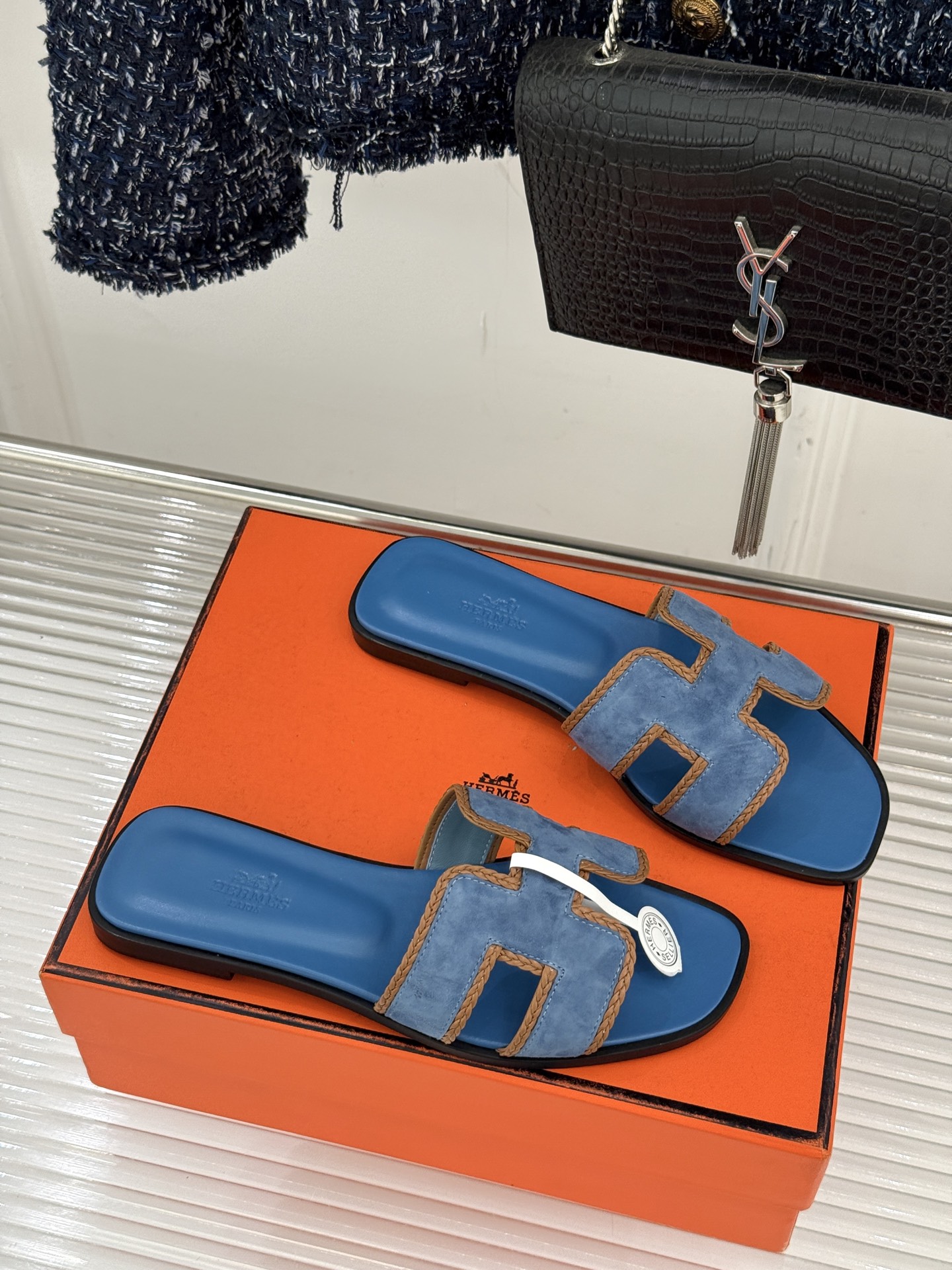 （配原版飞机盒）Hermès/爱马仕万年经典平底H拖鞋将简约美学与极致工艺完美融合。平底款式 回归舒适本