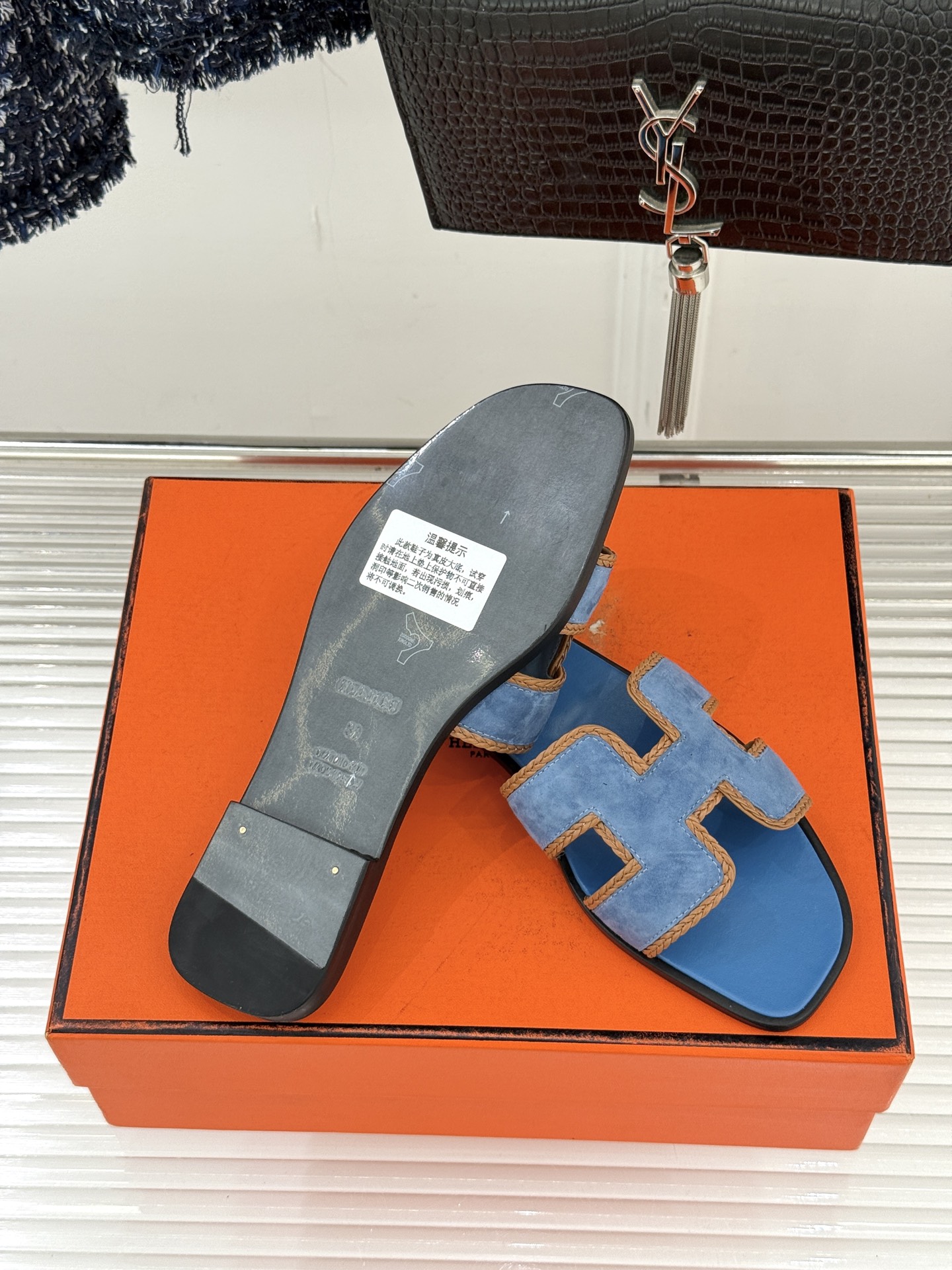 （配原版飞机盒）Hermès/爱马仕万年经典平底H拖鞋将简约美学与极致工艺完美融合。平底款式 回归舒适本