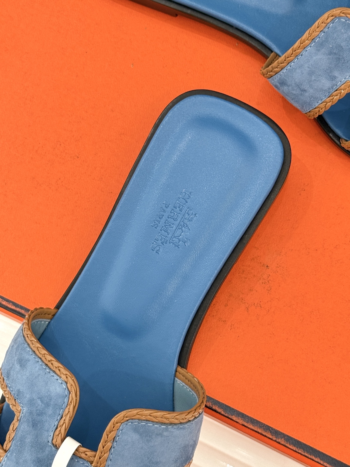 （配原版飞机盒）Hermès/爱马仕万年经典平底H拖鞋将简约美学与极致工艺完美融合。平底款式 回归舒适本