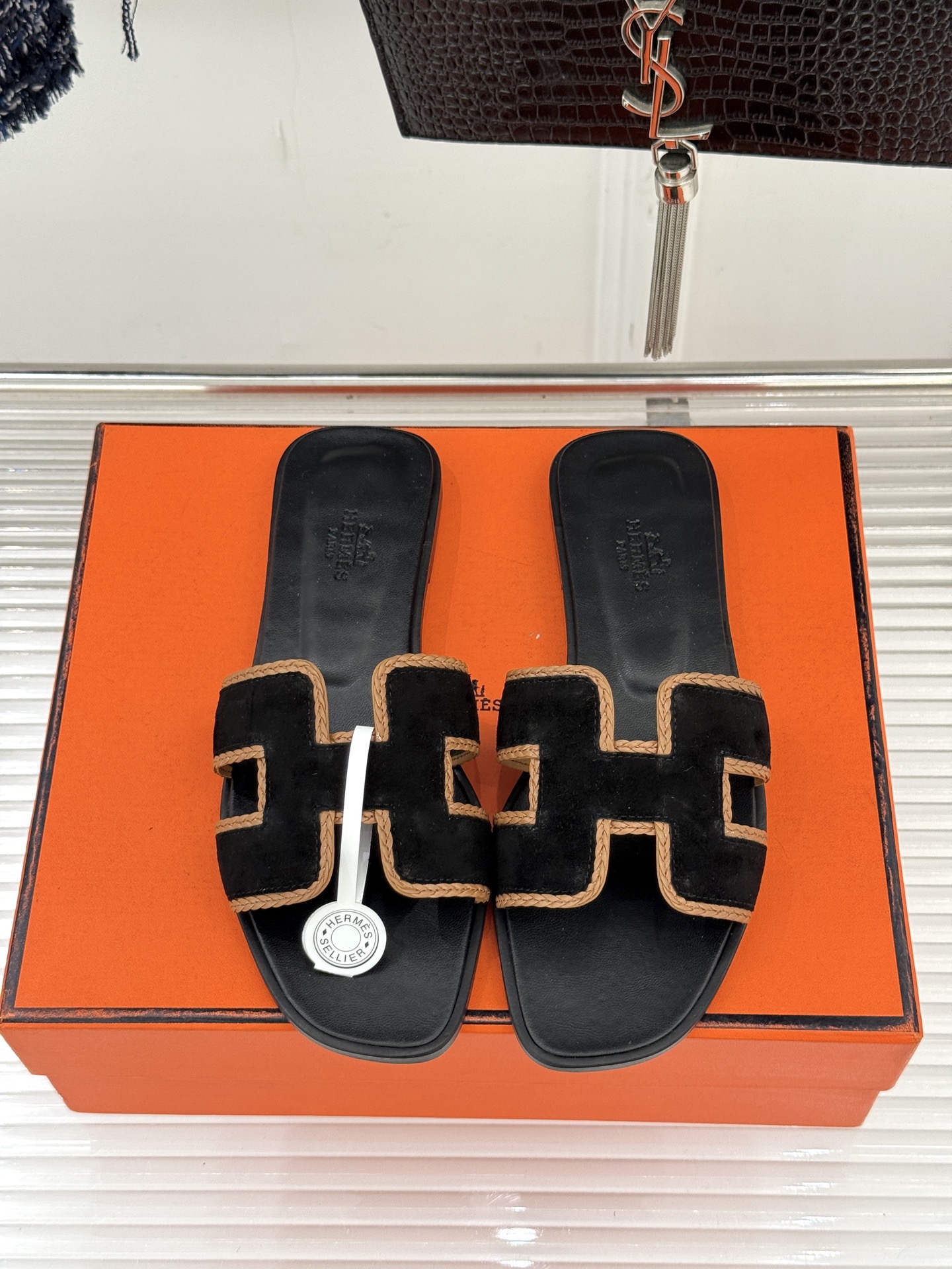 （配原版飞机盒）Hermès/爱马仕万年经典平底H拖鞋将简约美学与极致工艺完美融合。平底款式 回归舒适本