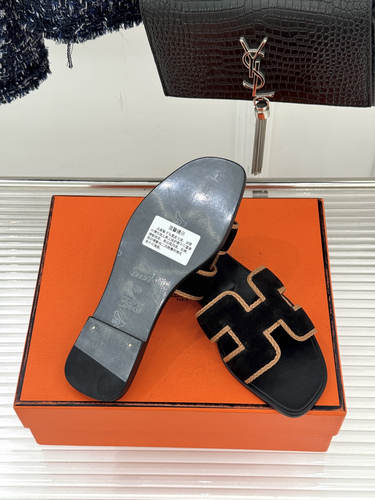 （配原版飞机盒）Hermès/爱马仕万年经典平底H拖鞋将简约美学与极致工艺完美融合。平底款式 回归舒适本