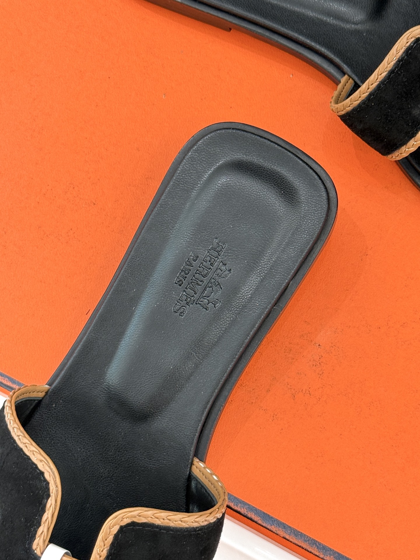 （配原版飞机盒）Hermès/爱马仕万年经典平底H拖鞋将简约美学与极致工艺完美融合。平底款式 回归舒适本