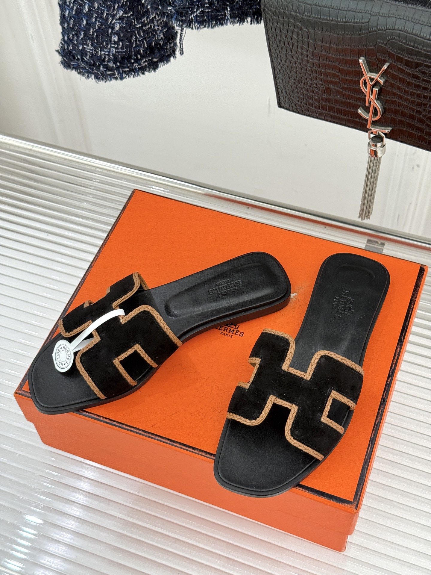 （配原版飞机盒）Hermès/爱马仕万年经典平底H拖鞋将简约美学与极致工艺完美融合。平底款式 回归舒适本