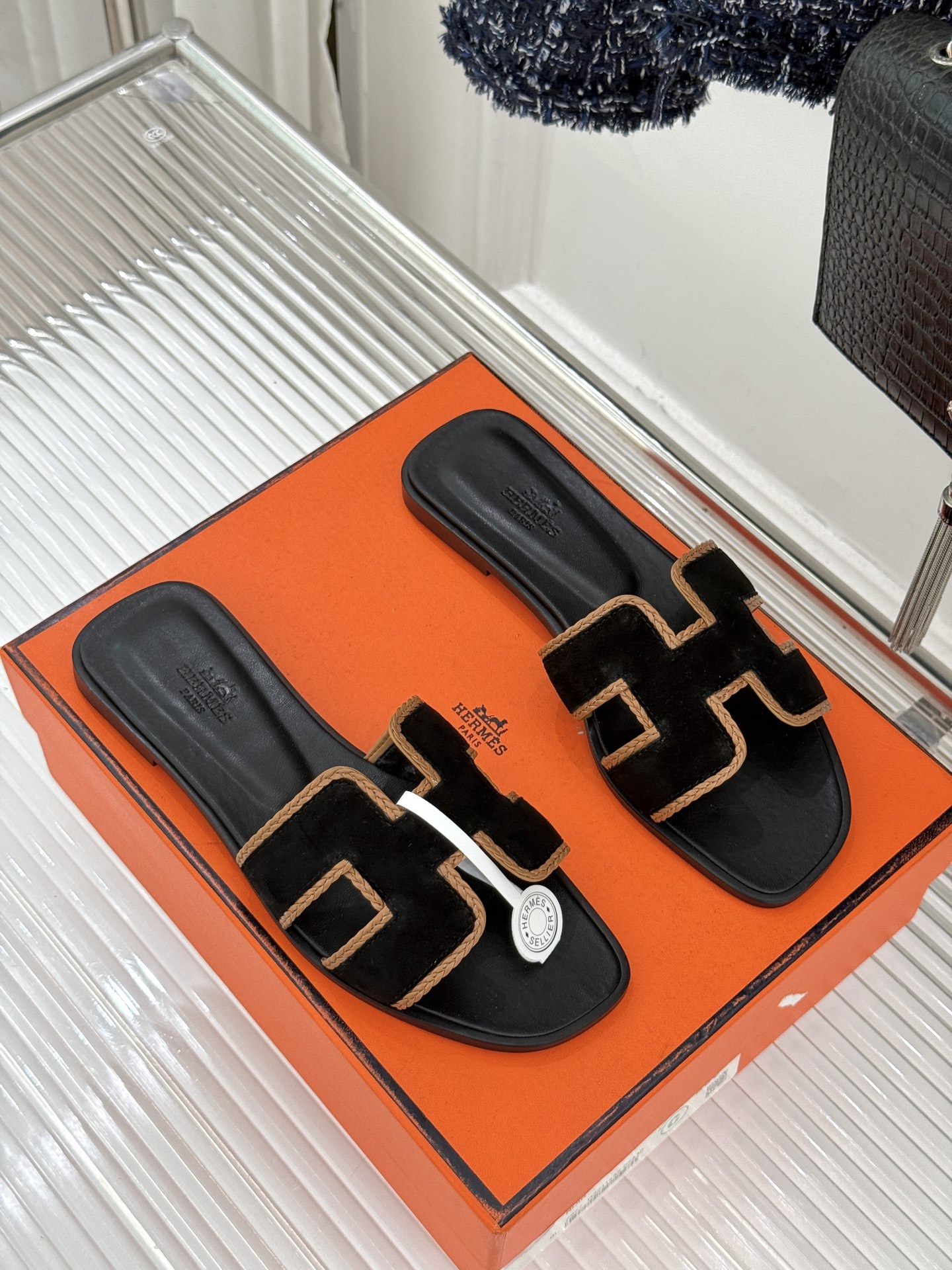 （配原版飞机盒）Hermès/爱马仕万年经典平底H拖鞋将简约美学与极致工艺完美融合。平底款式 回归舒适本