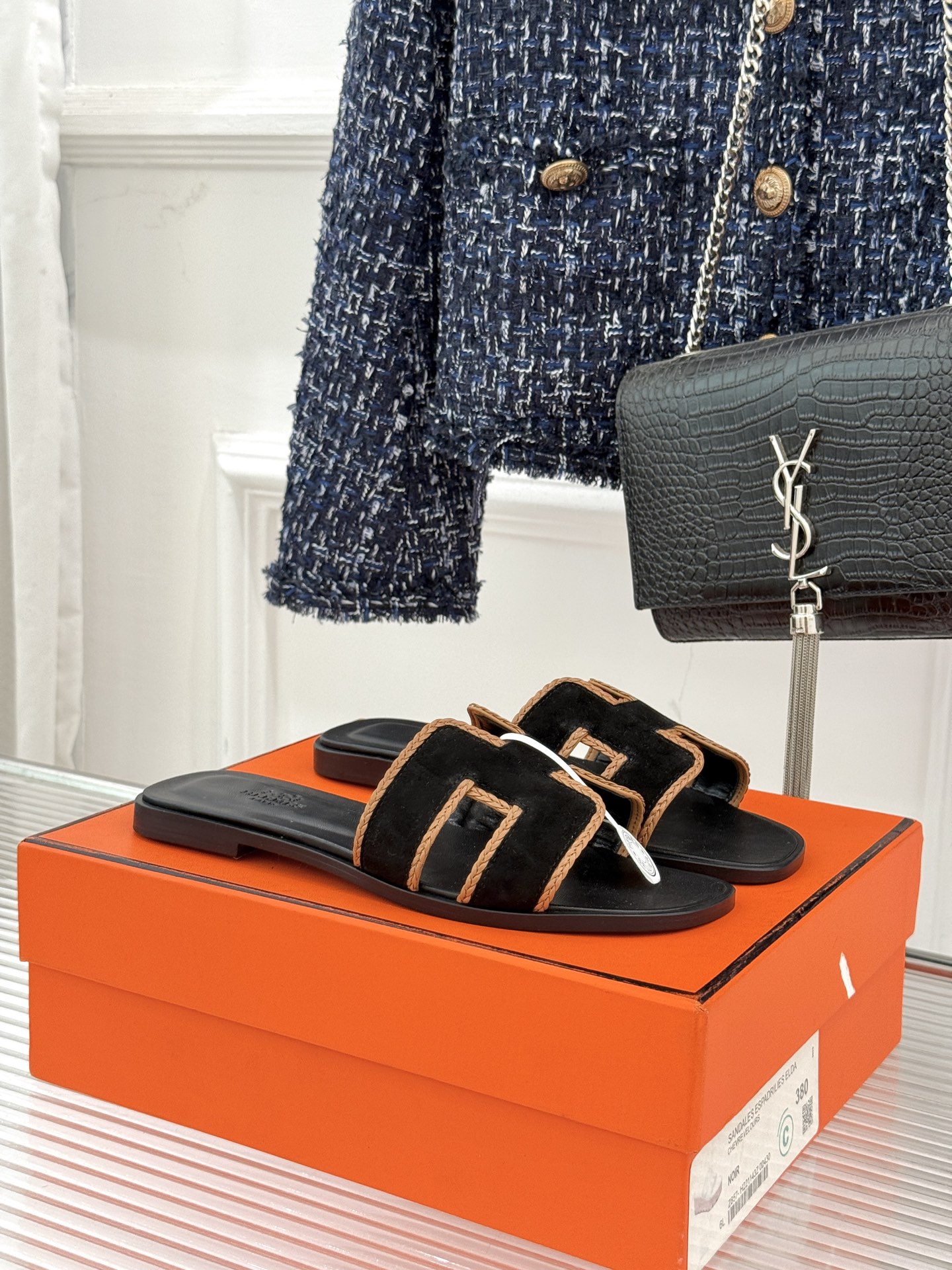 （配原版飞机盒）Hermès/爱马仕万年经典平底H拖鞋将简约美学与极致工艺完美融合。平底款式 回归舒适本