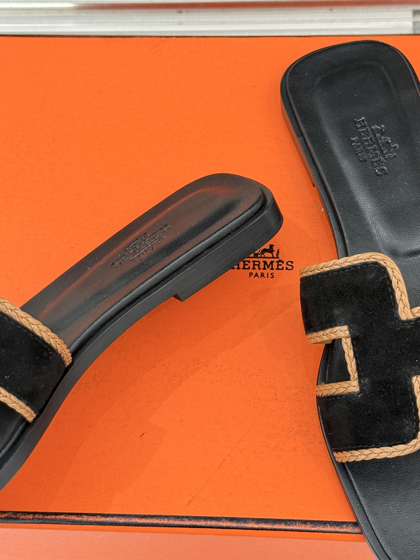 （配原版飞机盒）Hermès/爱马仕万年经典平底H拖鞋将简约美学与极致工艺完美融合。平底款式 回归舒适本