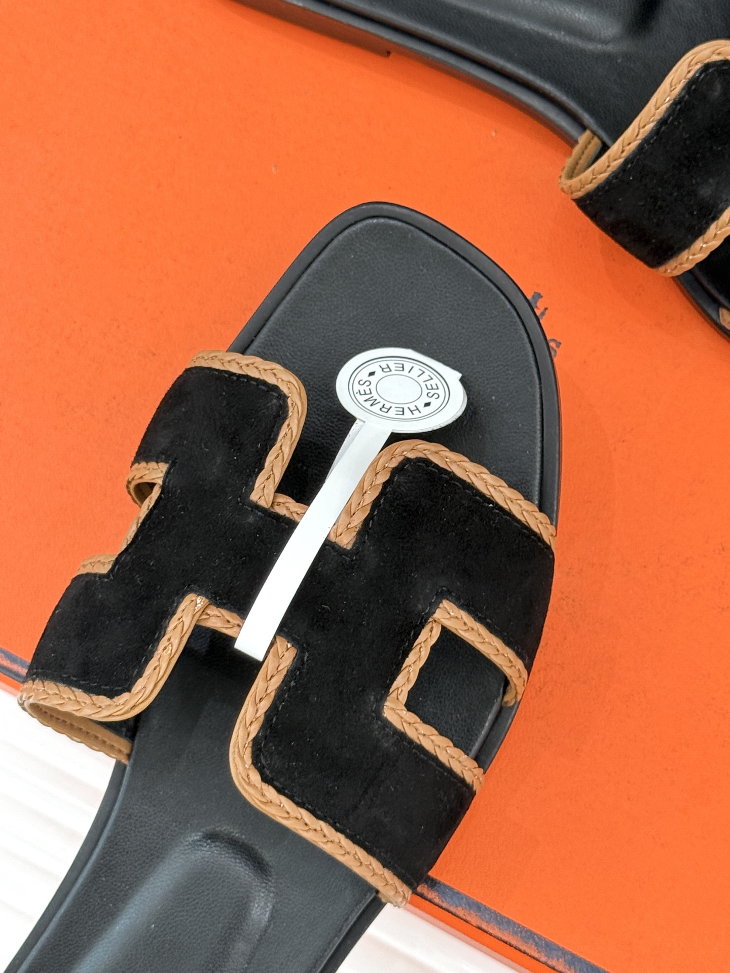 （配原版飞机盒）Hermès/爱马仕万年经典平底H拖鞋将简约美学与极致工艺完美融合。平底款式 回归舒适本