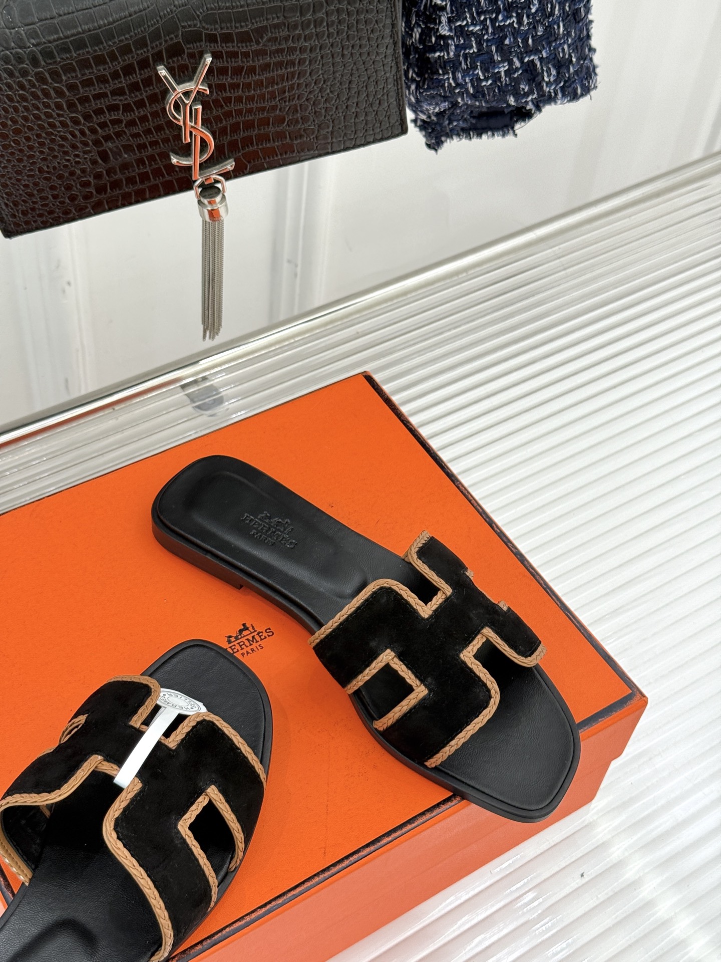 （配原版飞机盒）Hermès/爱马仕万年经典平底H拖鞋将简约美学与极致工艺完美融合。平底款式 回归舒适本