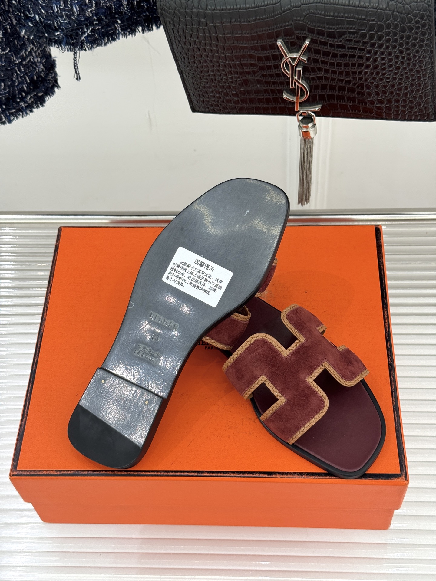 （配原版飞机盒）Hermès/爱马仕万年经典平底H拖鞋将简约美学与极致工艺完美融合。平底款式 回归舒适本