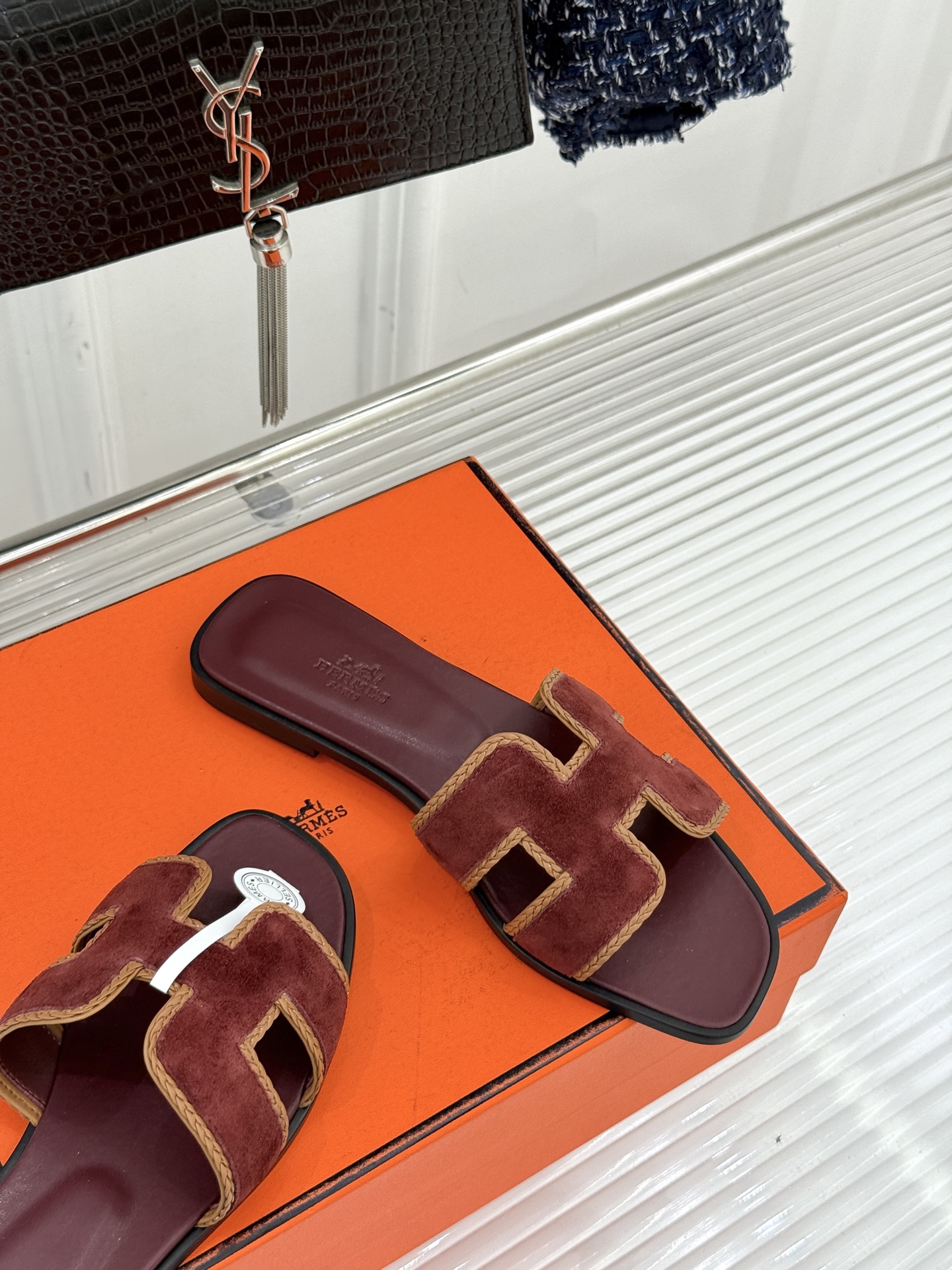 （配原版飞机盒）Hermès/爱马仕万年经典平底H拖鞋将简约美学与极致工艺完美融合。平底款式 回归舒适本