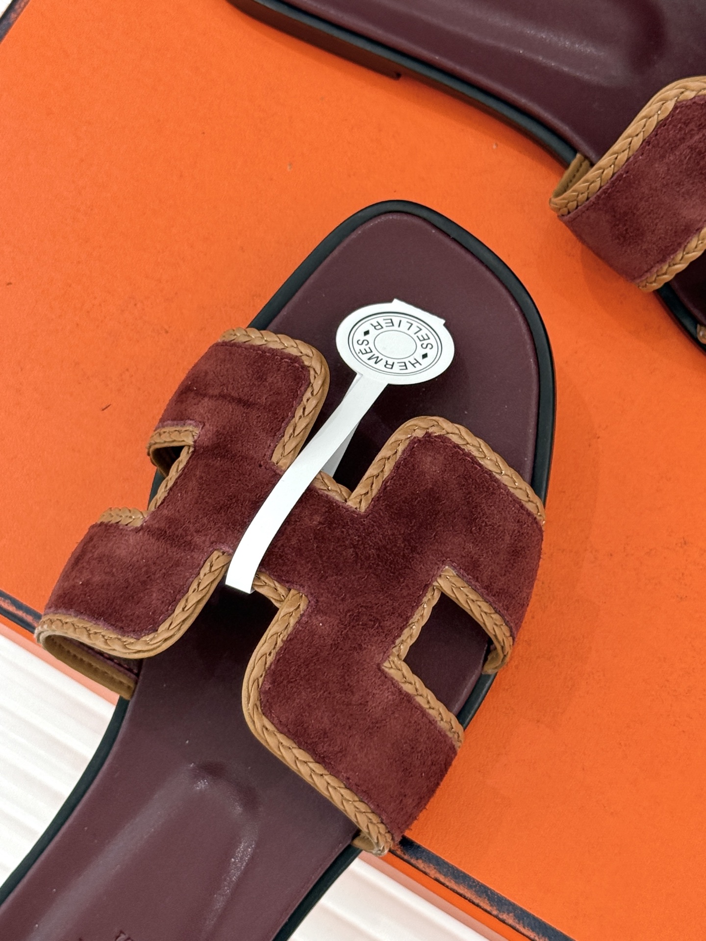 （配原版飞机盒）Hermès/爱马仕万年经典平底H拖鞋将简约美学与极致工艺完美融合。平底款式 回归舒适本