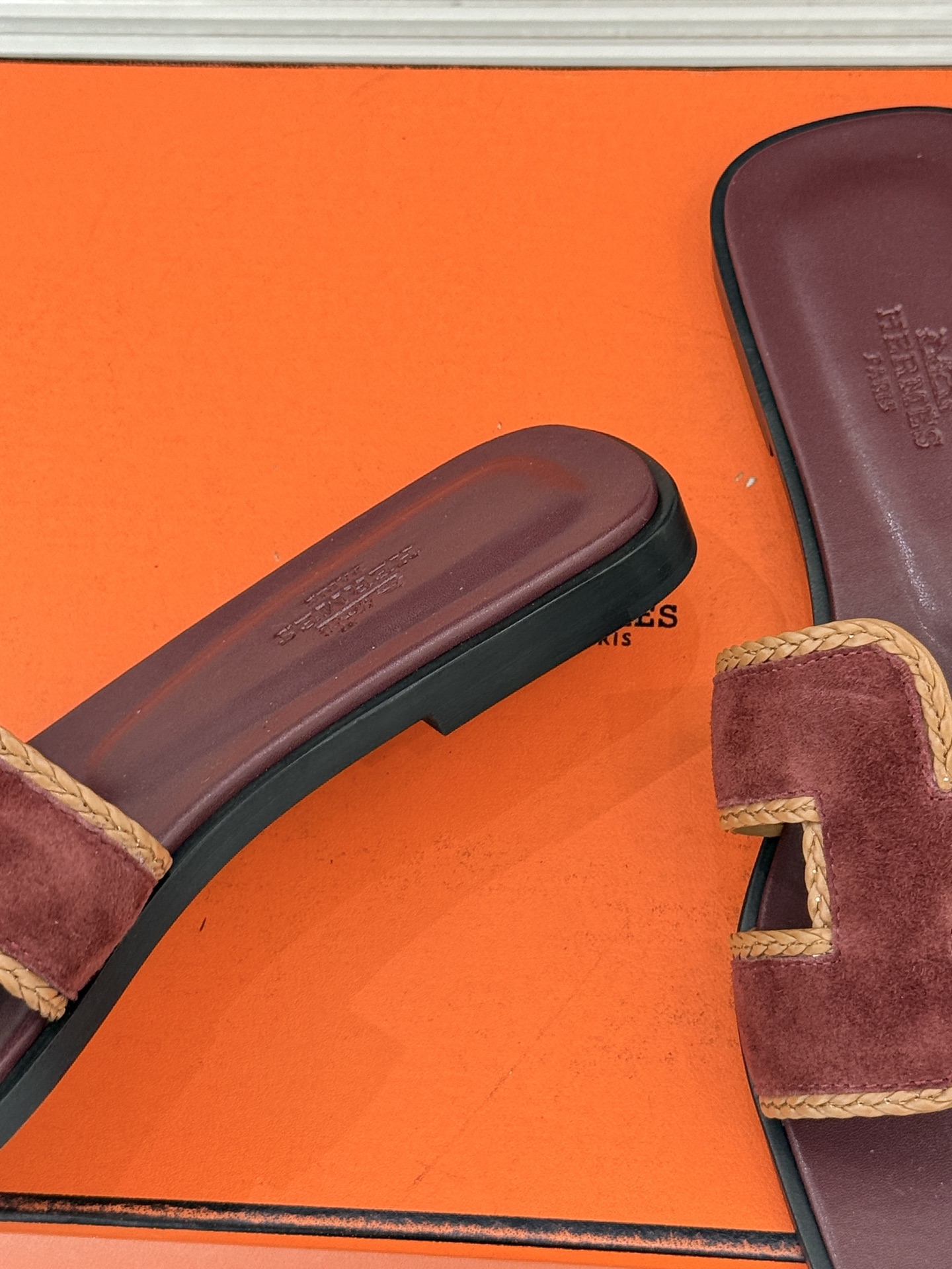 （配原版飞机盒）Hermès/爱马仕万年经典平底H拖鞋将简约美学与极致工艺完美融合。平底款式 回归舒适本