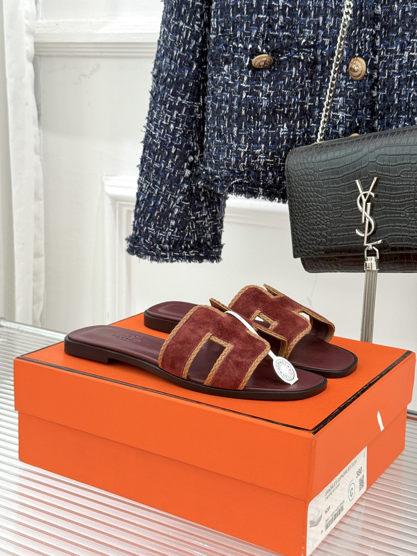 （配原版飞机盒）Hermès/爱马仕万年经典平底H拖鞋将简约美学与极致工艺完美融合。平底款式 回归舒适本