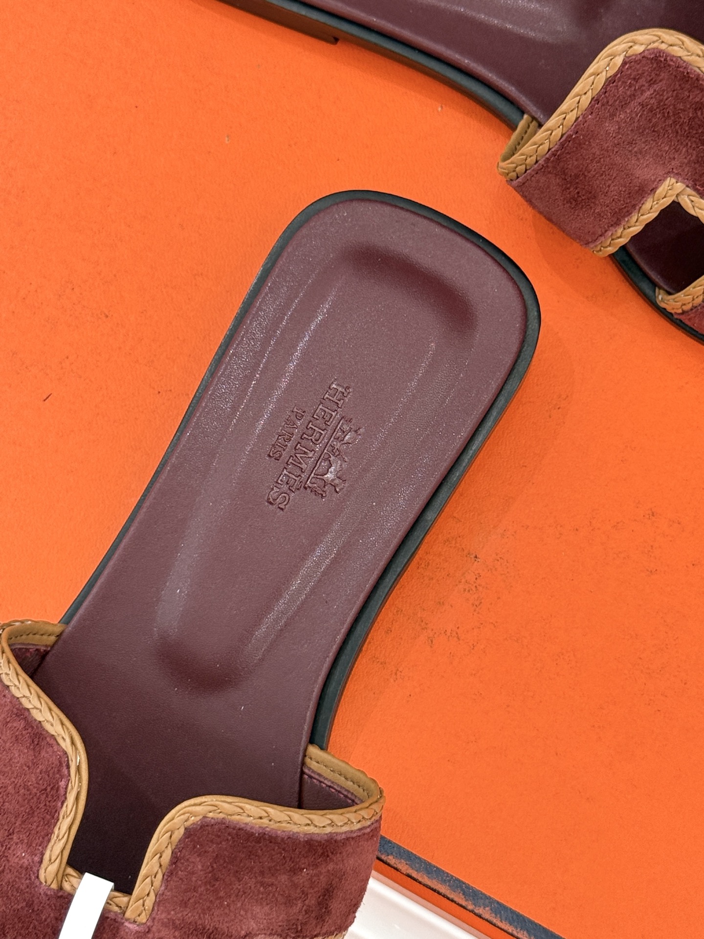 （配原版飞机盒）Hermès/爱马仕万年经典平底H拖鞋将简约美学与极致工艺完美融合。平底款式 回归舒适本