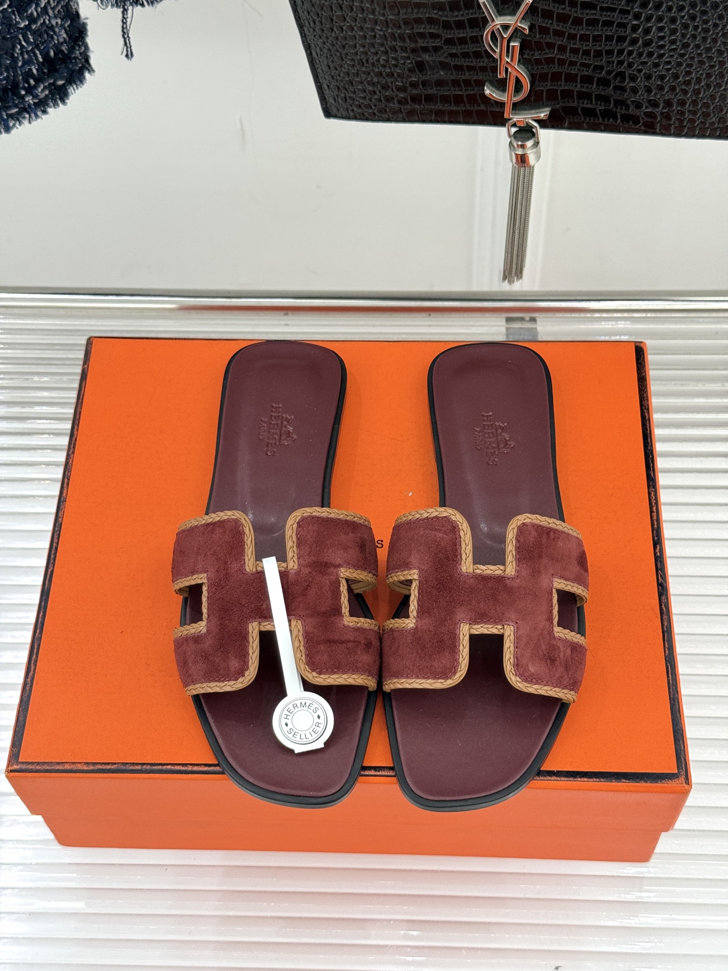 （配原版飞机盒）Hermès/爱马仕万年经典平底H拖鞋将简约美学与极致工艺完美融合。平底款式 回归舒适本