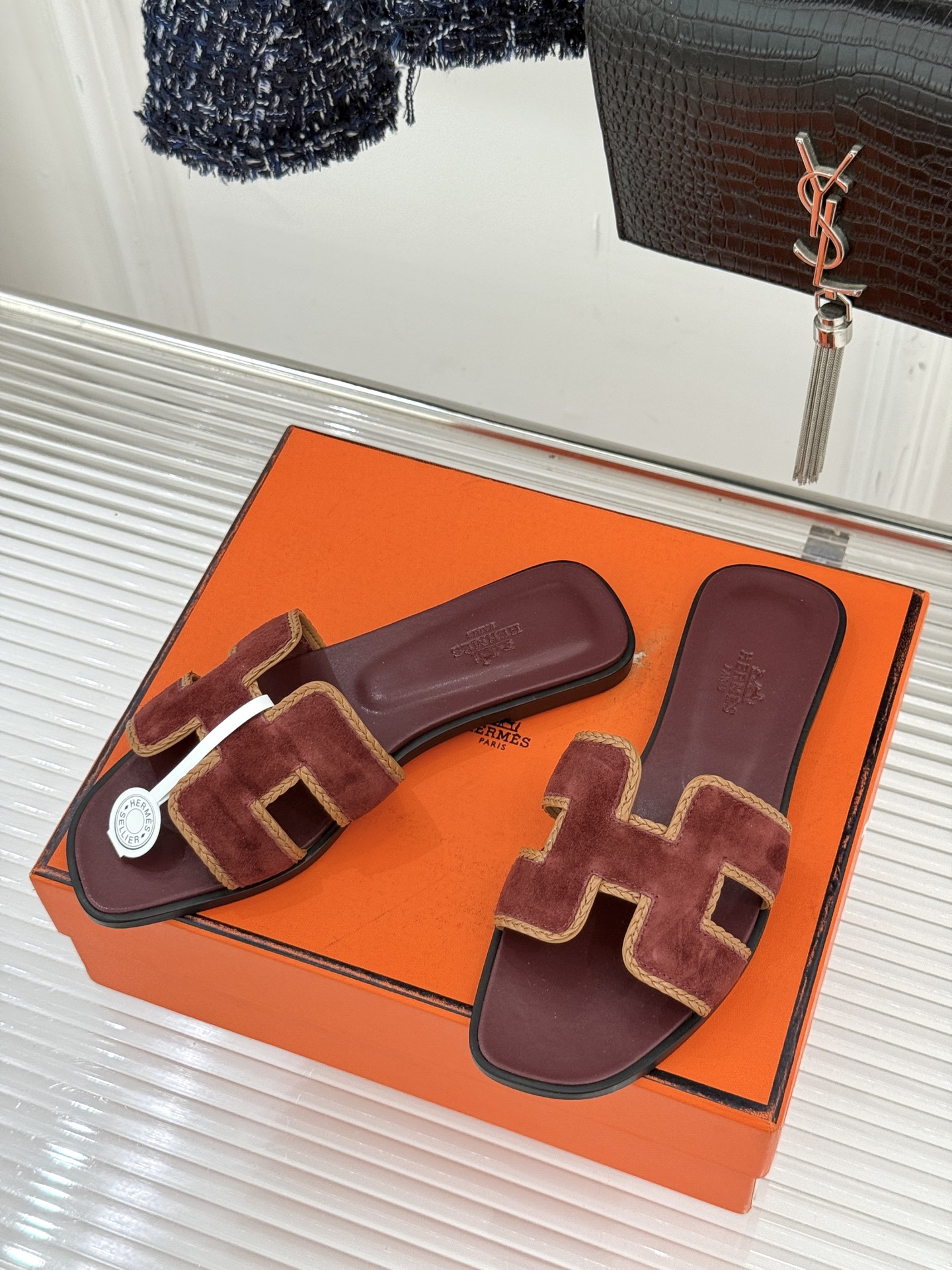 （配原版飞机盒）Hermès/爱马仕万年经典平底H拖鞋将简约美学与极致工艺完美融合。平底款式 回归舒适本