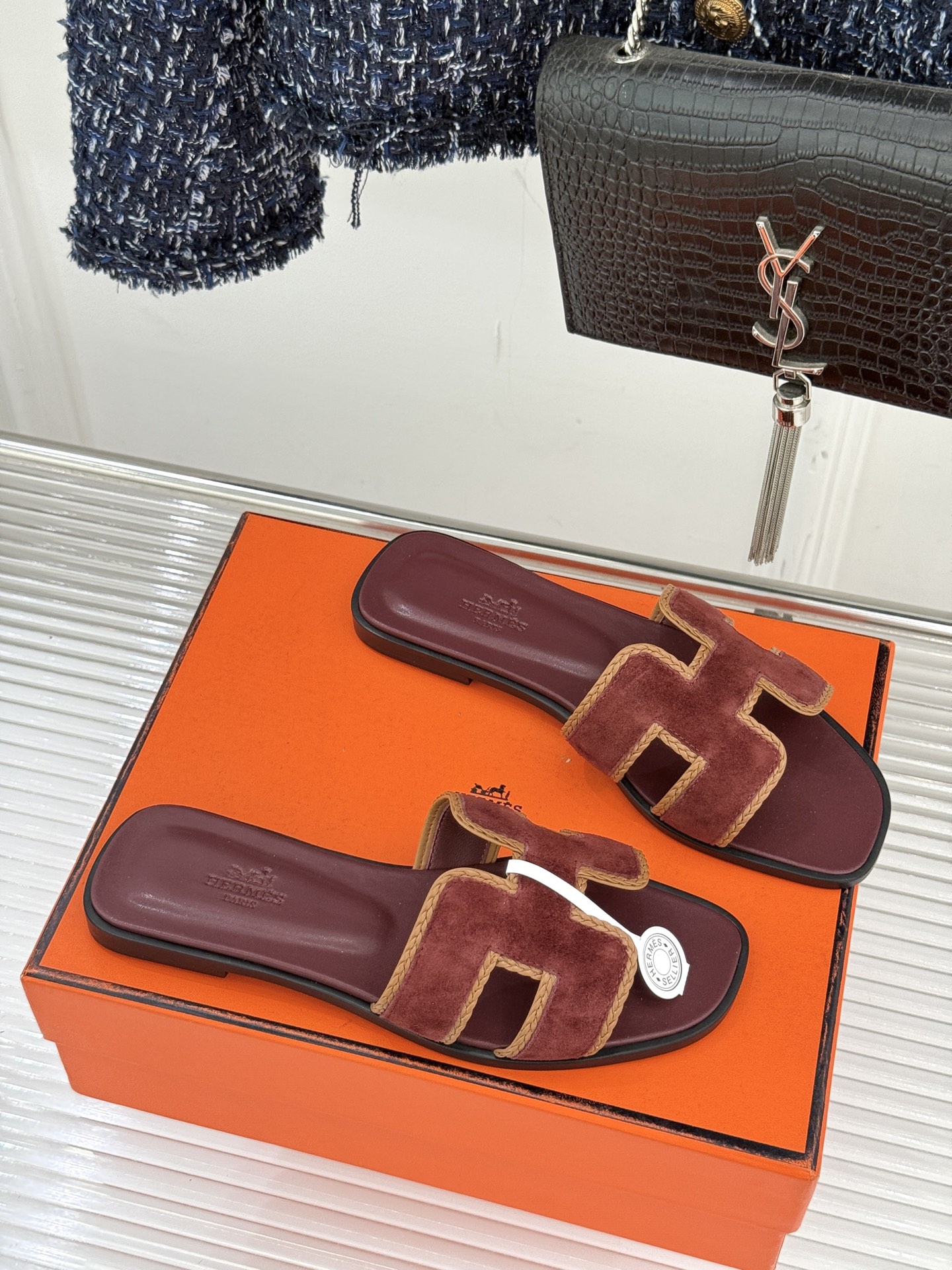 （配原版飞机盒）Hermès/爱马仕万年经典平底H拖鞋将简约美学与极致工艺完美融合。平底款式 回归舒适本