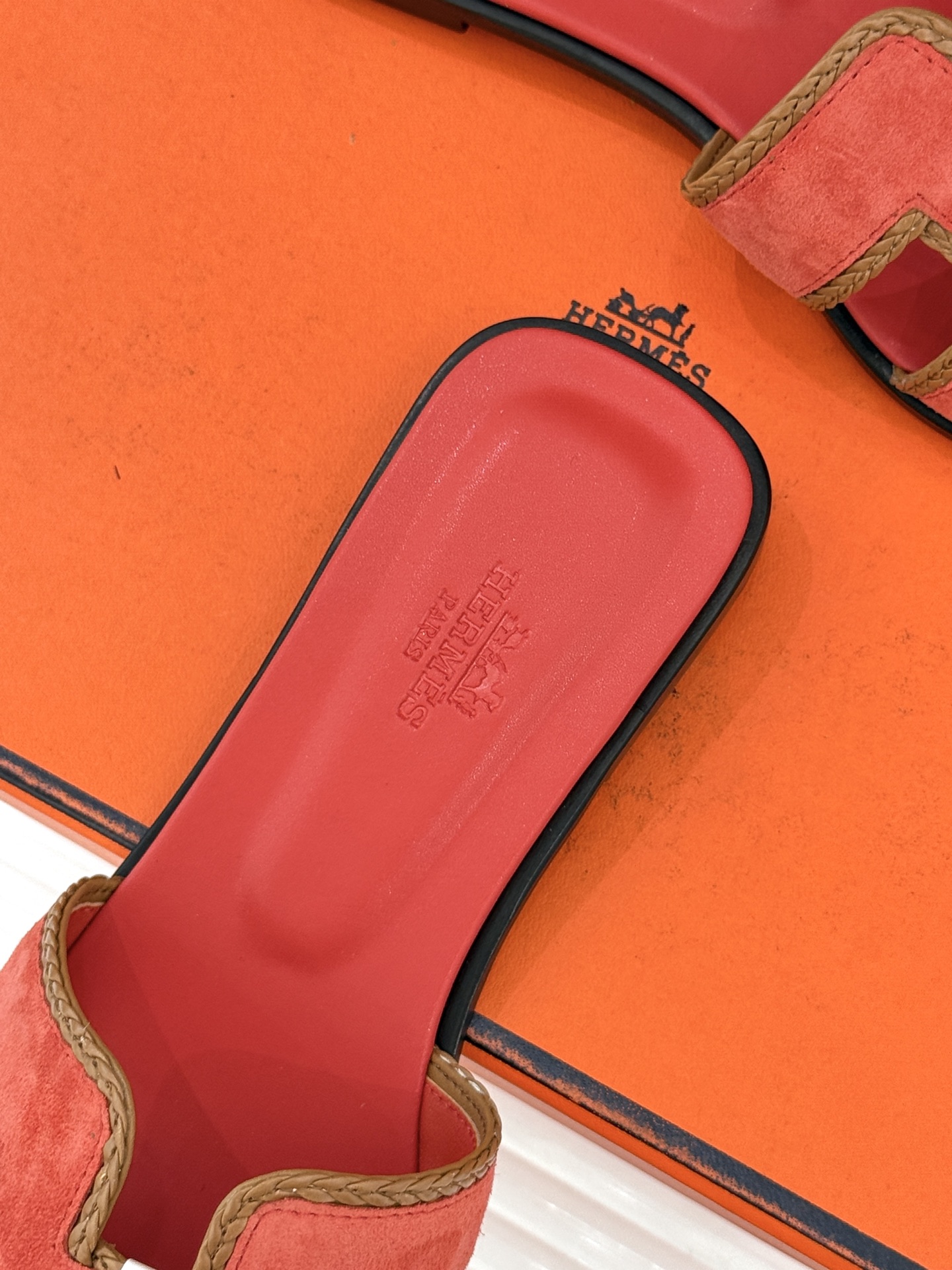 （配原版飞机盒）Hermès/爱马仕万年经典平底H拖鞋将简约美学与极致工艺完美融合。平底款式 回归舒适本