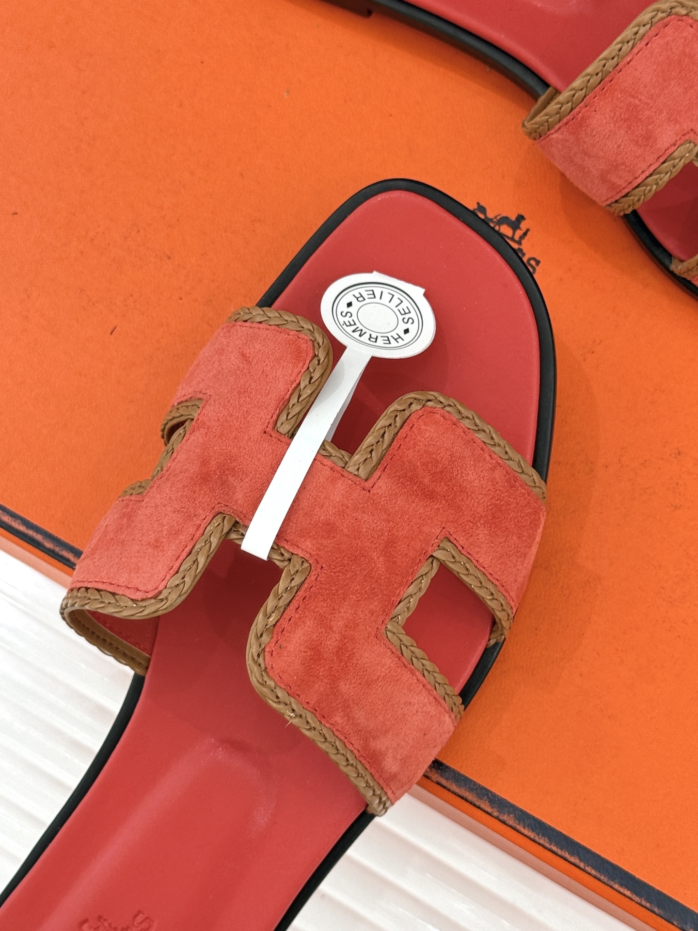 （配原版飞机盒）Hermès/爱马仕万年经典平底H拖鞋将简约美学与极致工艺完美融合。平底款式 回归舒适本