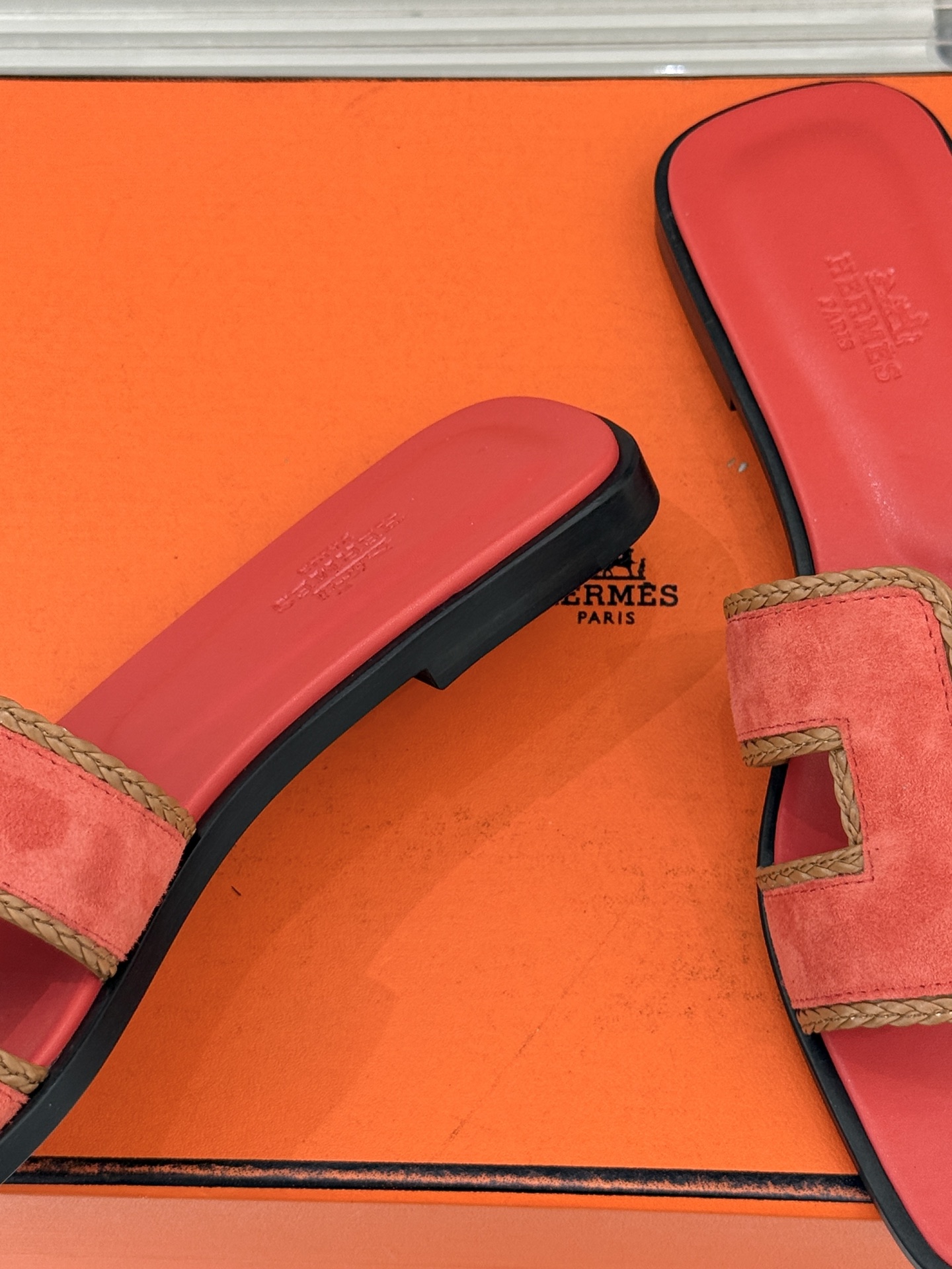 （配原版飞机盒）Hermès/爱马仕万年经典平底H拖鞋将简约美学与极致工艺完美融合。平底款式 回归舒适本