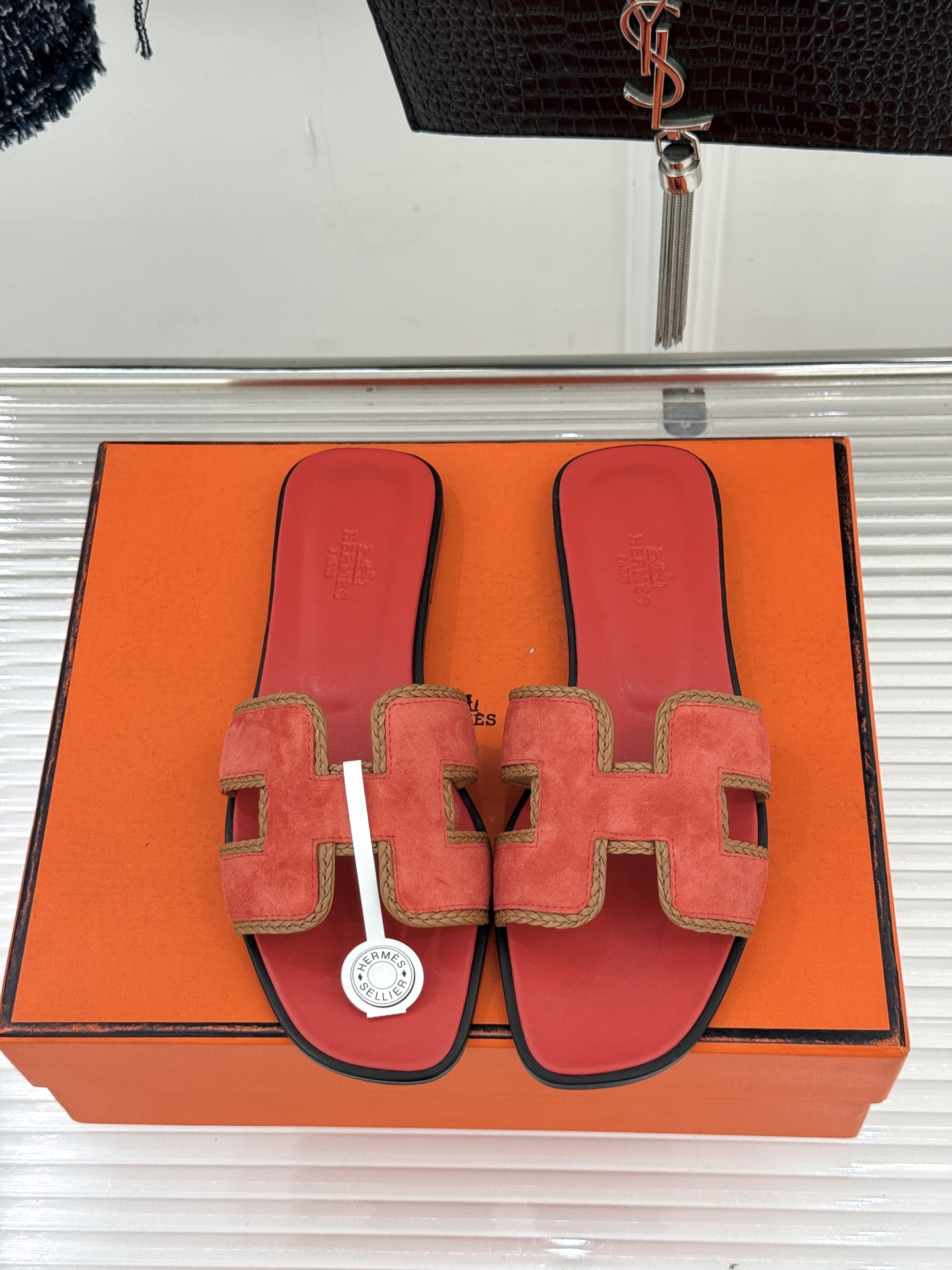 （配原版飞机盒）Hermès/爱马仕万年经典平底H拖鞋将简约美学与极致工艺完美融合。平底款式 回归舒适本