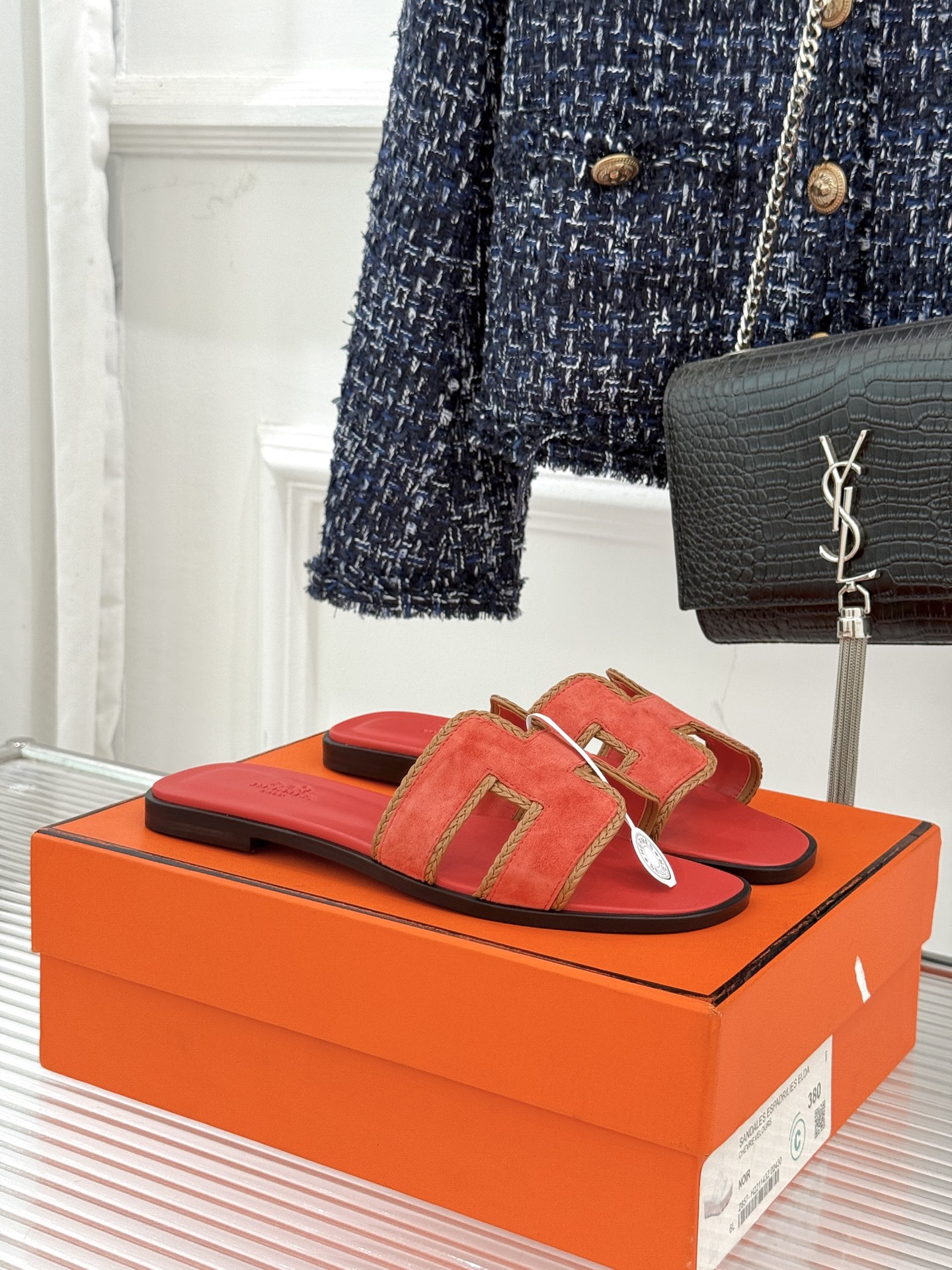 （配原版飞机盒）Hermès/爱马仕万年经典平底H拖鞋将简约美学与极致工艺完美融合。平底款式 回归舒适本