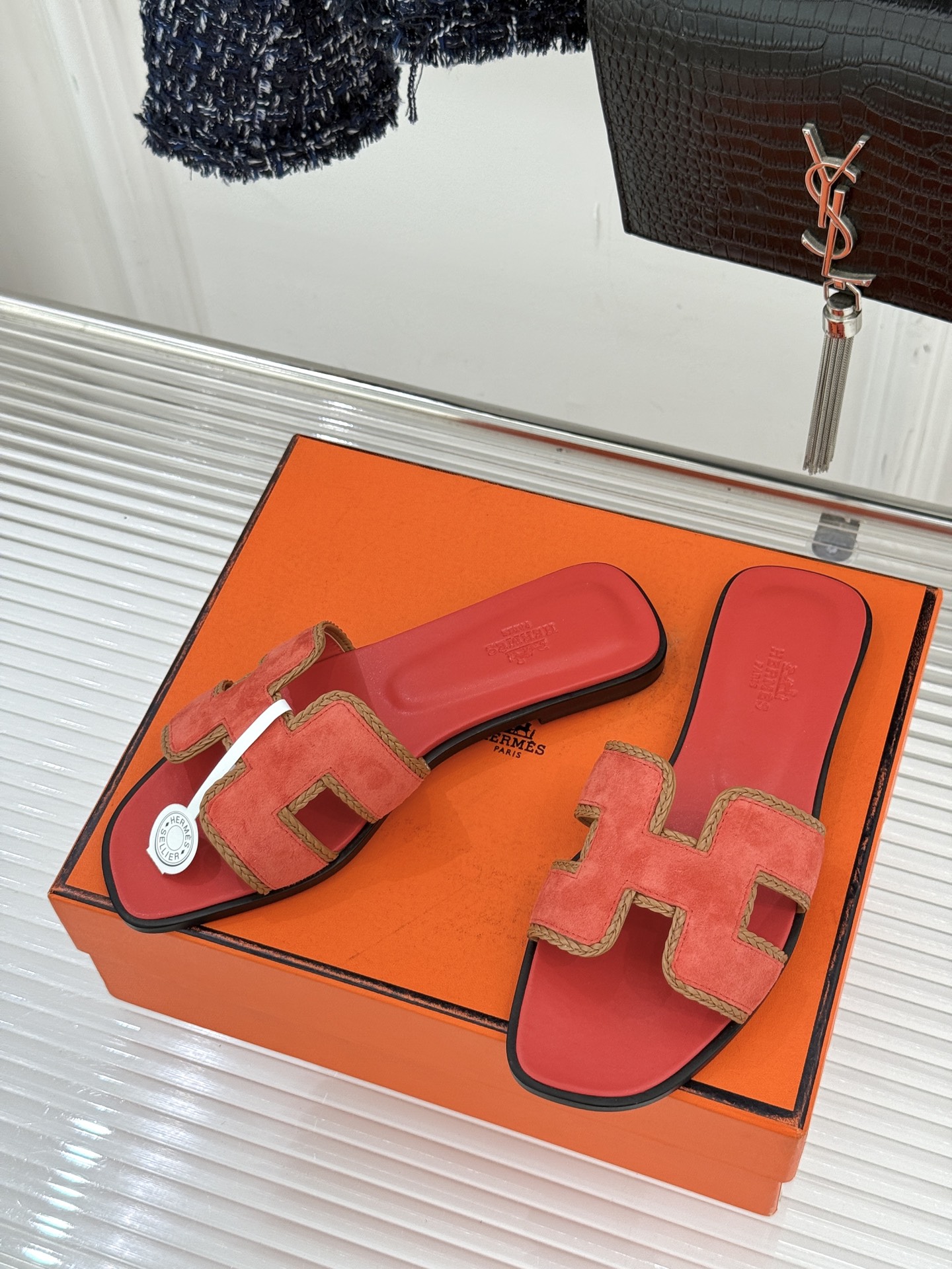 （配原版飞机盒）Hermès/爱马仕万年经典平底H拖鞋将简约美学与极致工艺完美融合。平底款式 回归舒适本