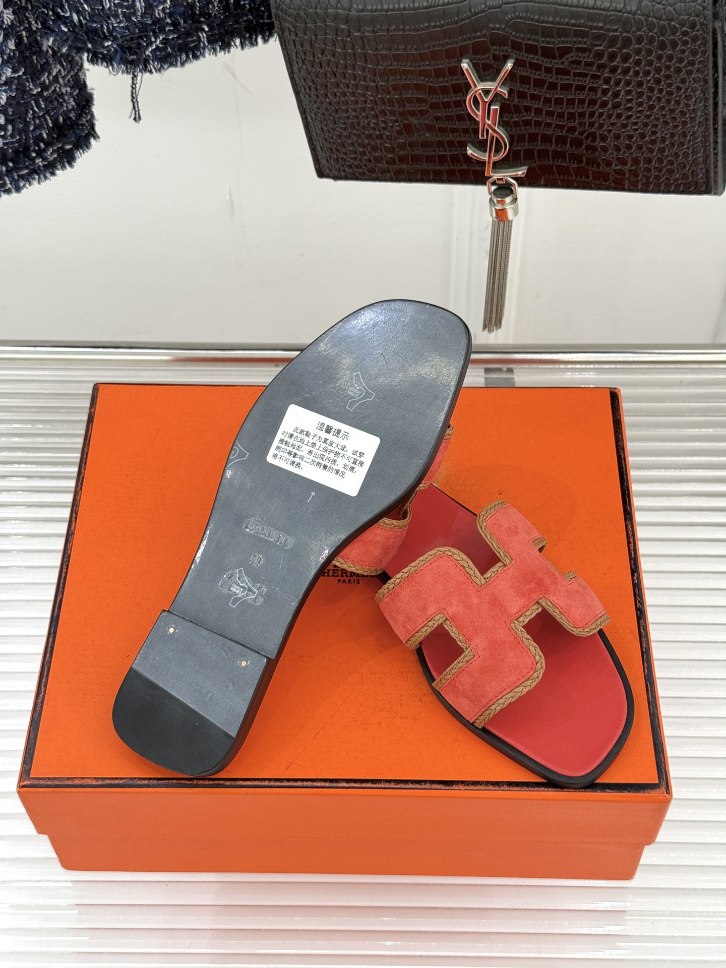 （配原版飞机盒）Hermès/爱马仕万年经典平底H拖鞋将简约美学与极致工艺完美融合。平底款式 回归舒适本